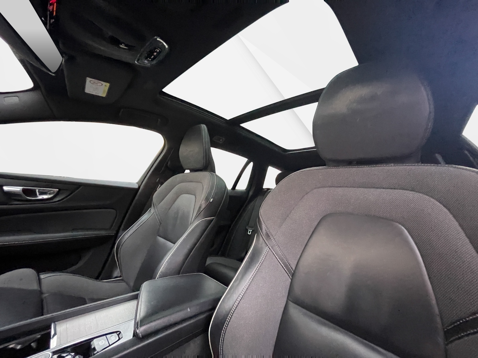 VOLVO V60 2.0 T5 R-Design AWD-image-17
