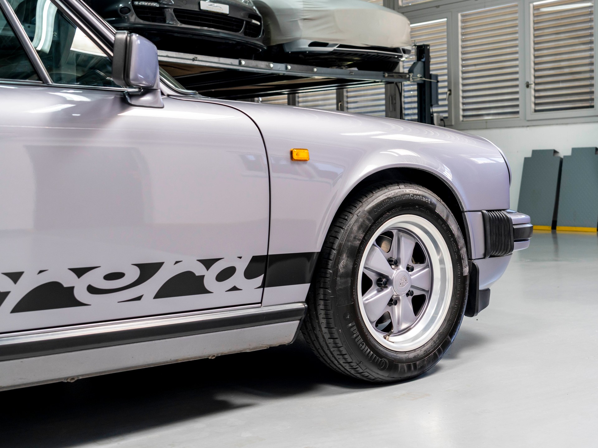 PORSCHE Carrera 3.2 Targa Jubileé 1 OF 165-image-14