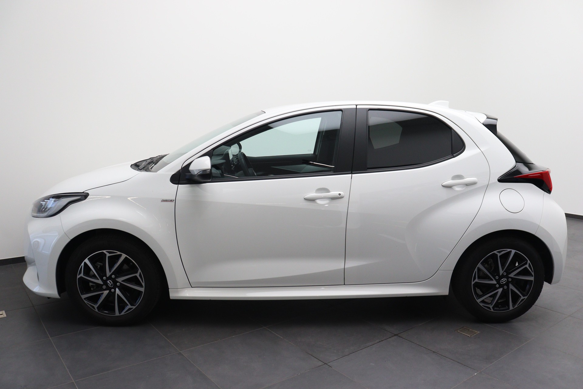 TOYOTA Yaris 1.5 VVT-i HSD-showroom-element-2