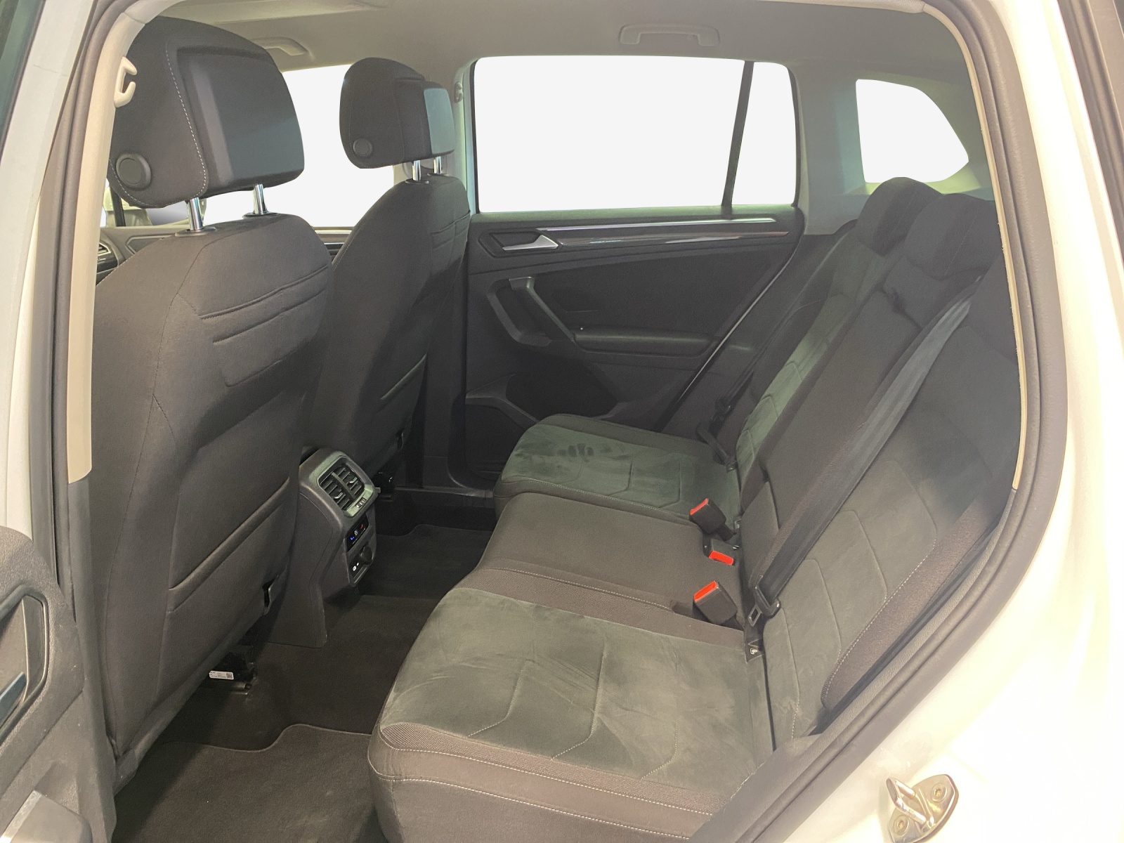 VW Tiguan 2.0TSI Elegance 4Motion DSG-image-11