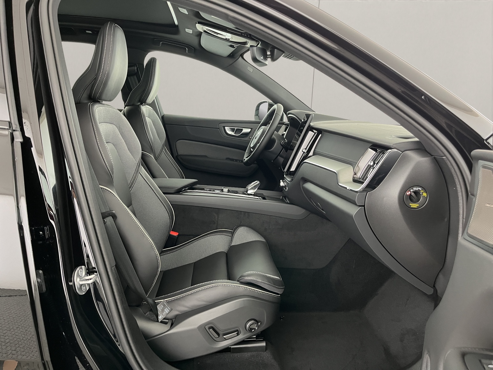 VOLVO XC60 2.0 T6 TE Black Edition eAWD-image-9