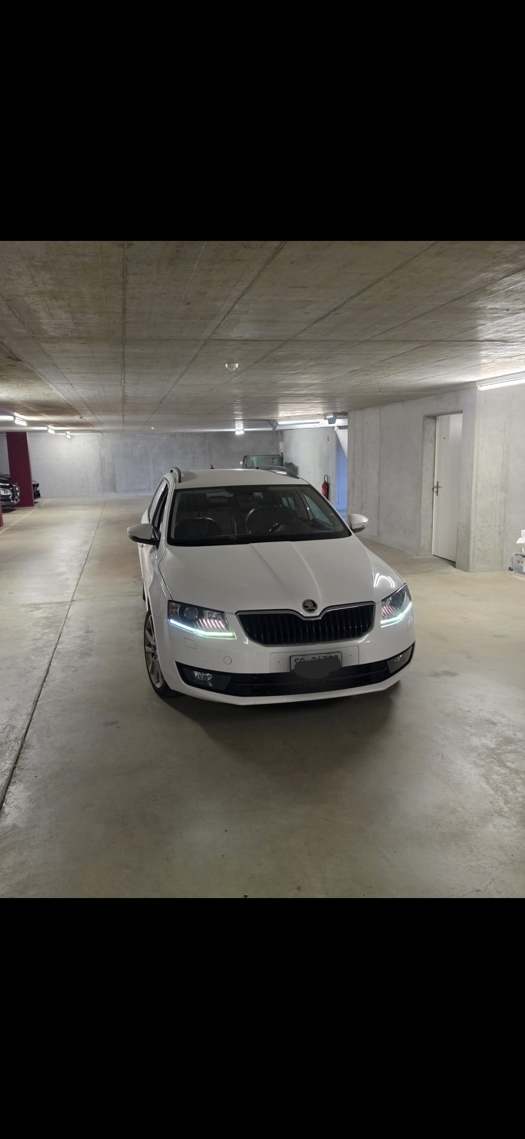 SKODA Octavia Combi 2.0 TDI Elegance DSG-image-0