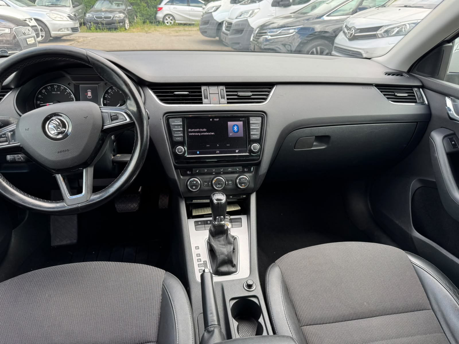 SKODA Octavia Combi 2.0 TDI Elegance DSG-image-11