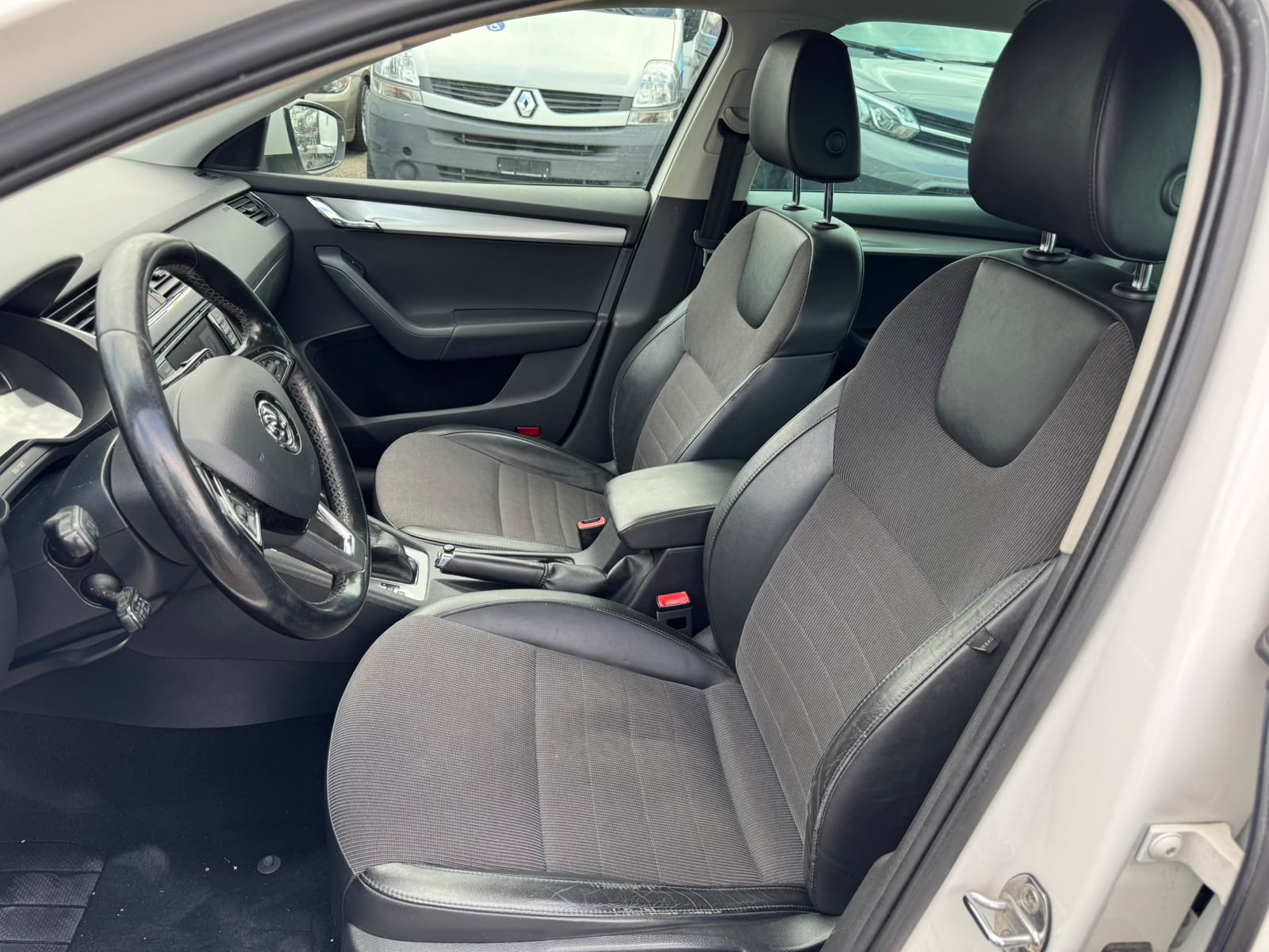 SKODA Octavia Combi 2.0 TDI Elegance DSG-image-10