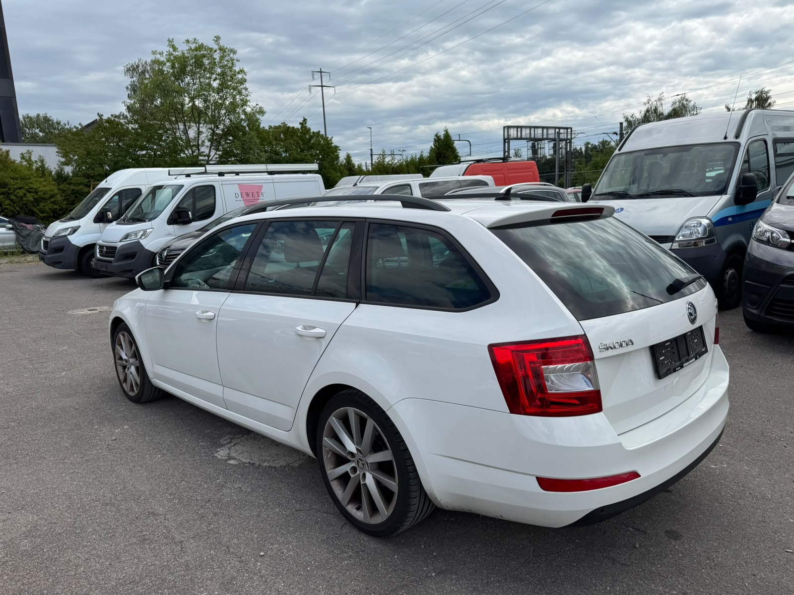 SKODA Octavia Combi 2.0 TDI Elegance DSG-image-4