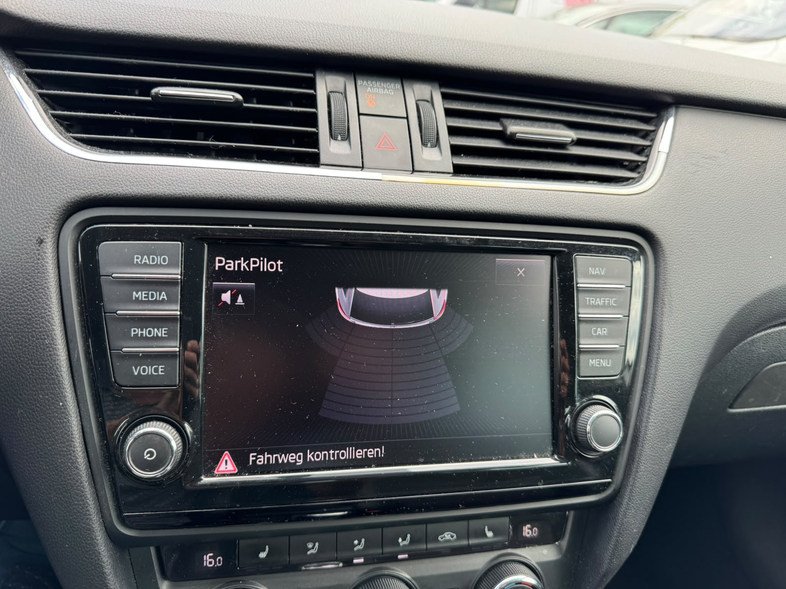 SKODA Octavia Combi 2.0 TDI Elegance DSG-image-9