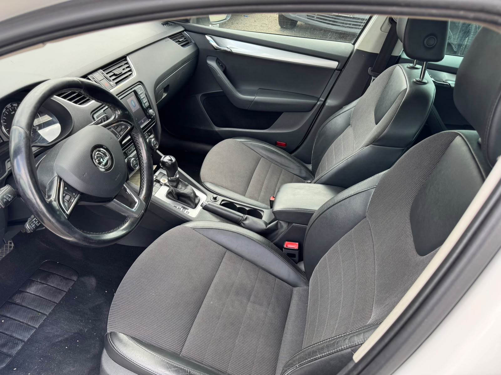 SKODA Octavia Combi 2.0 TDI Elegance DSG-image-6
