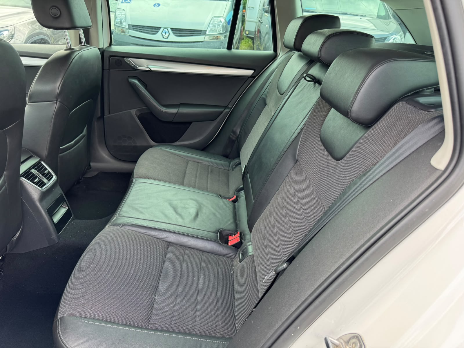 SKODA Octavia Combi 2.0 TDI Elegance DSG-image-7