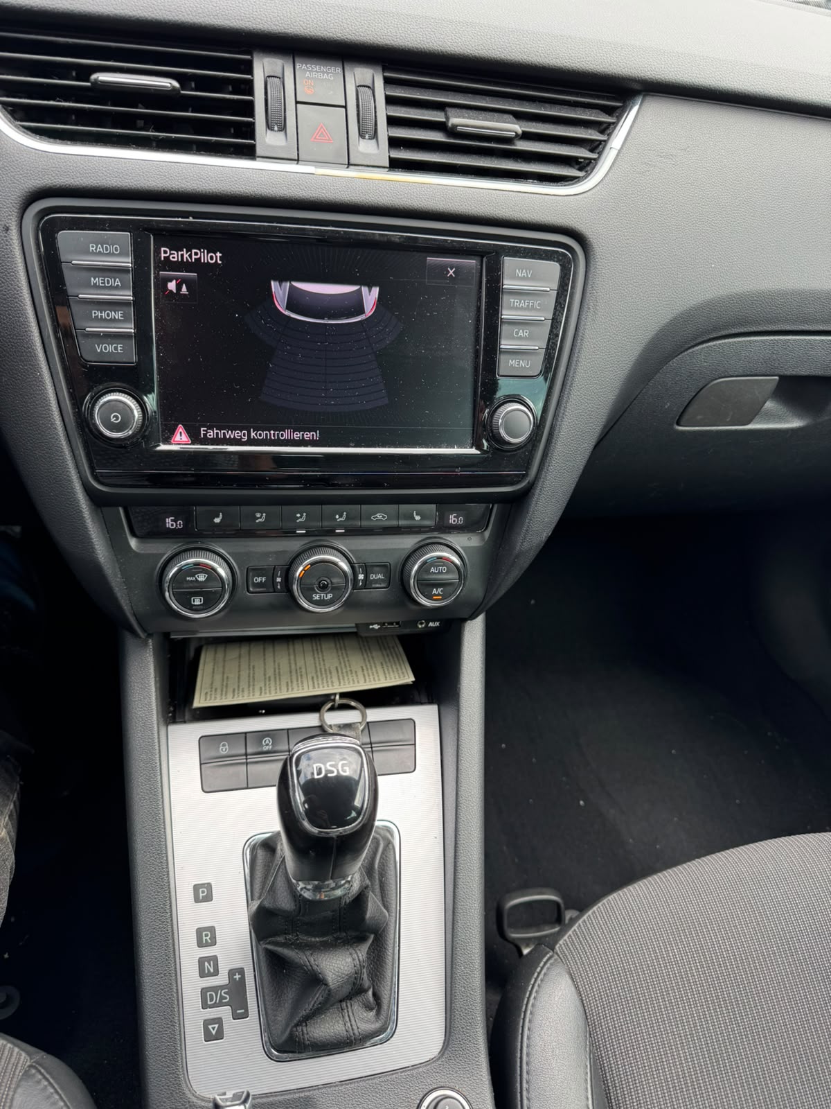 SKODA Octavia Combi 2.0 TDI Elegance DSG-image-8