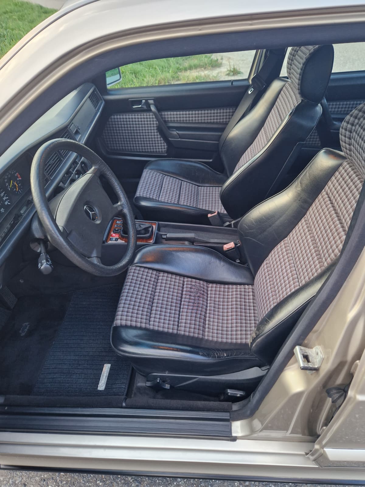 MERCEDES-BENZ 190 E 2.5-16-image-12