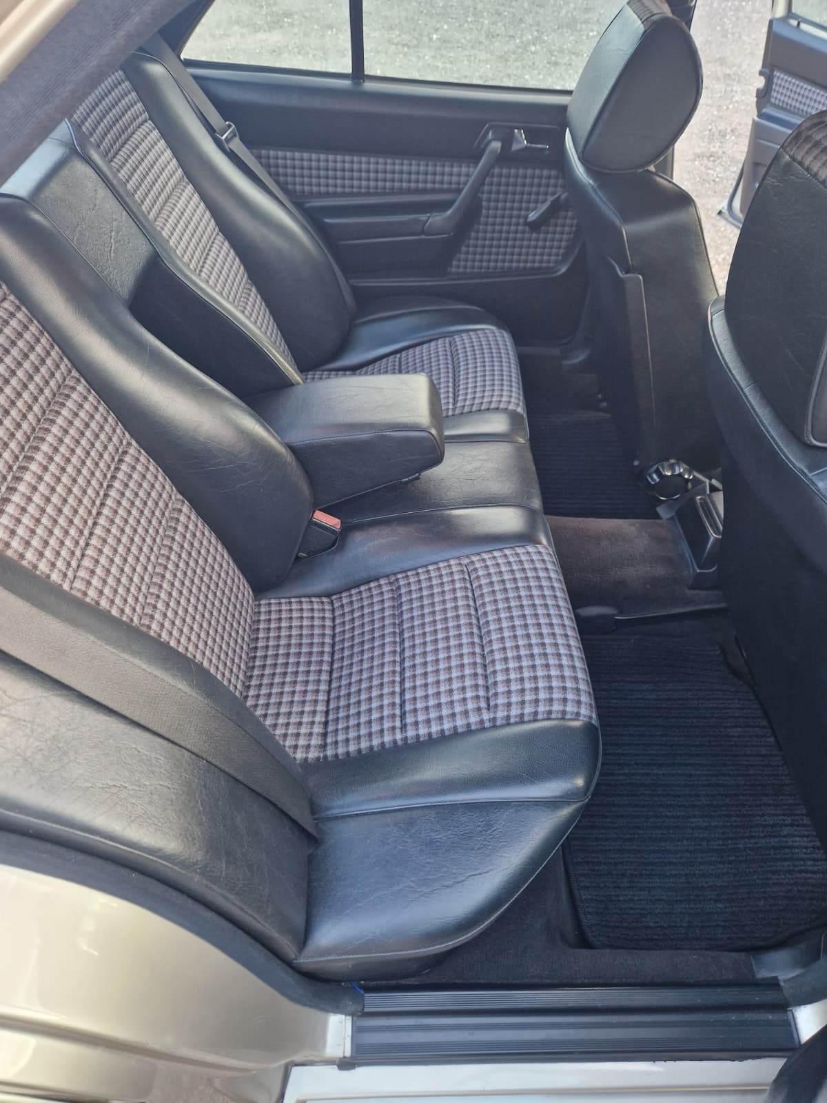 MERCEDES-BENZ 190 E 2.5-16-image-11