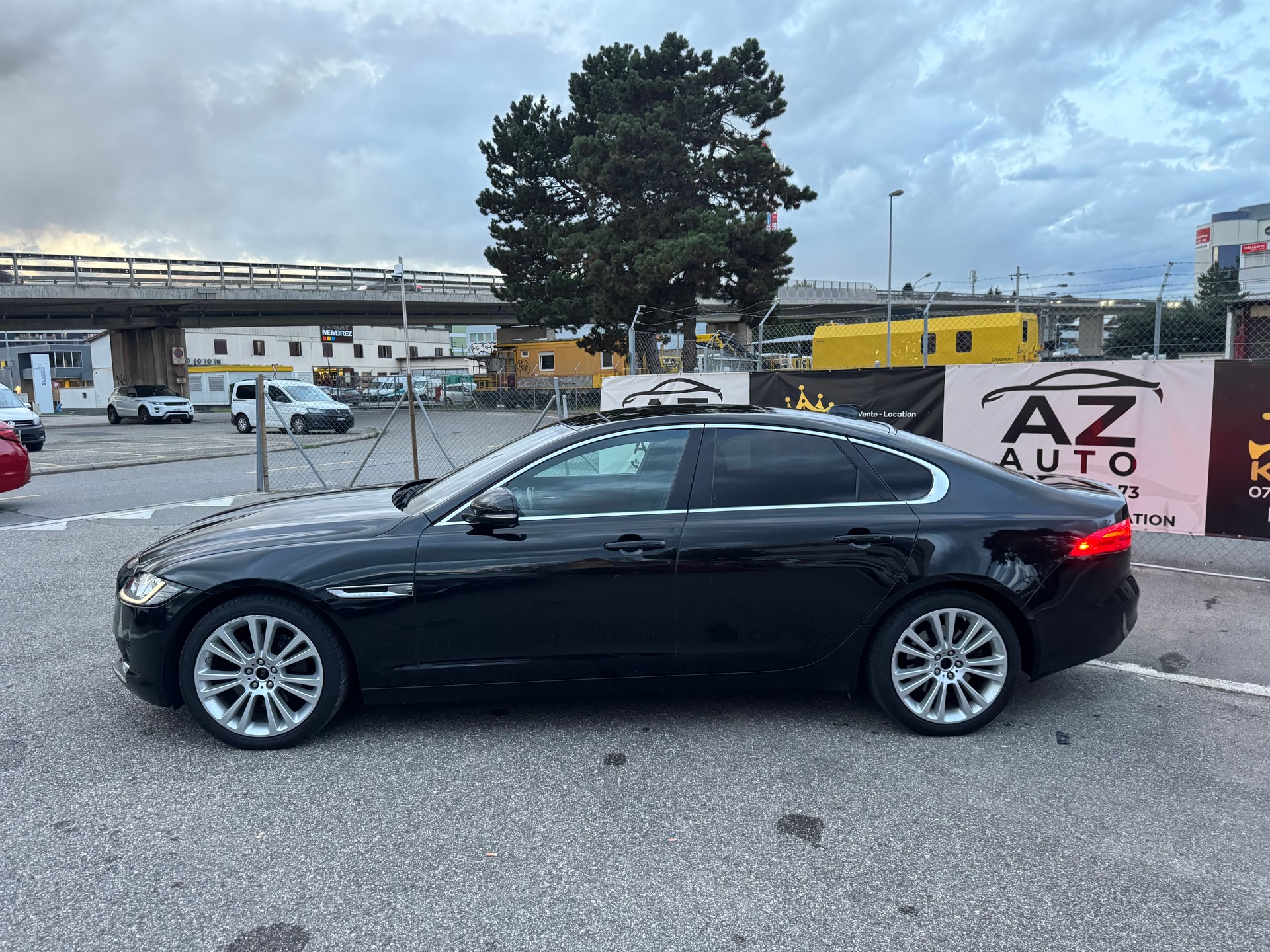 JAGUAR XF 20d Portfolio AWD Automatic expertiser du jour garantie 2 ans 🇨🇭-showroom-element-2