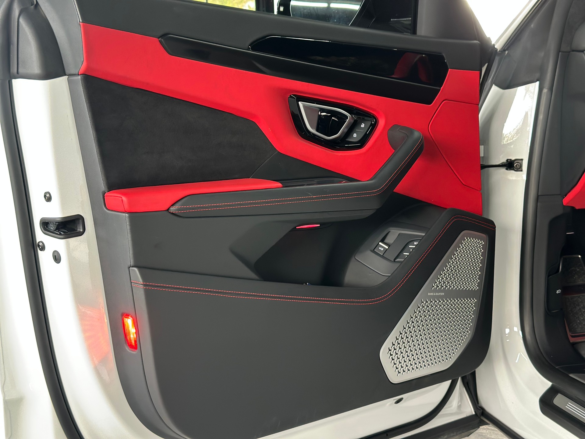 LAMBORGHINI Urus E-Gear Bianco Monocerus-image-11