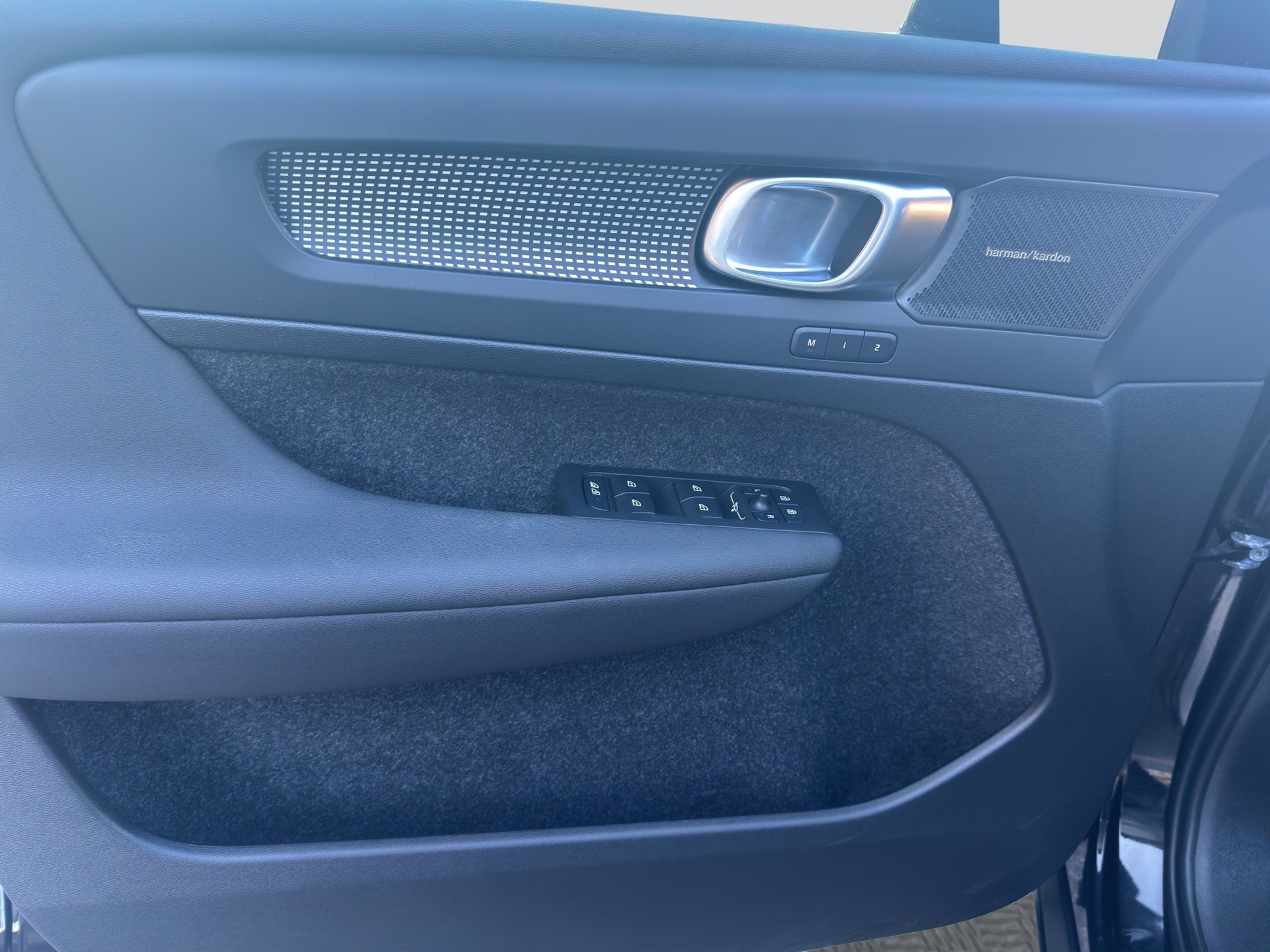 VOLVO XC40 B3 Benzin Mild Hybrid Plus Dark DCT-image-8