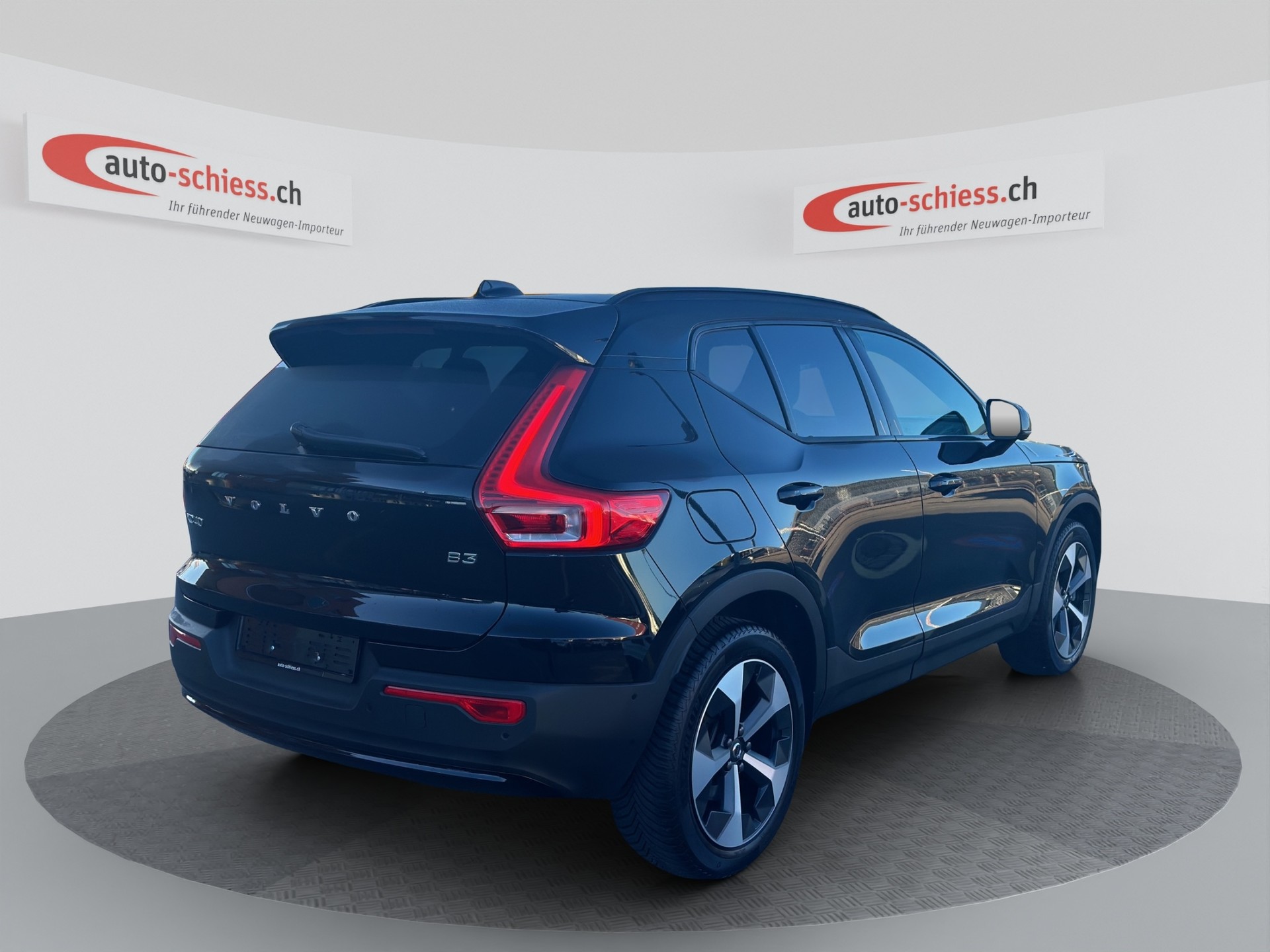VOLVO XC40 B3 Benzin Mild Hybrid Plus Dark DCT-image-4