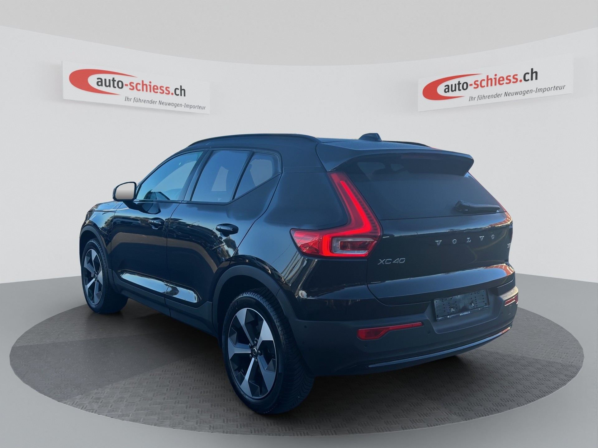 VOLVO XC40 B3 Benzin Mild Hybrid Plus Dark DCT-image-2