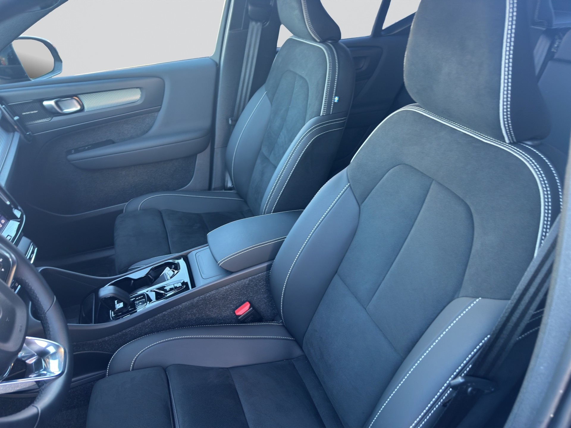 VOLVO XC40 B3 Benzin Mild Hybrid Plus Dark DCT-image-5