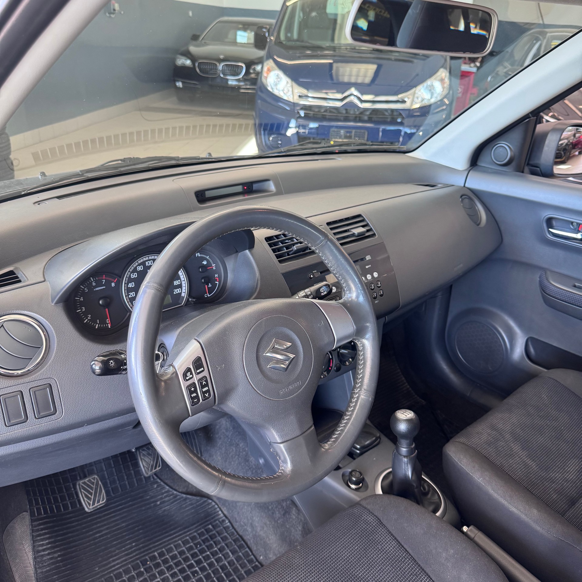 SUZUKI Swift 1.3i 16V GL Top 4x4-image-8