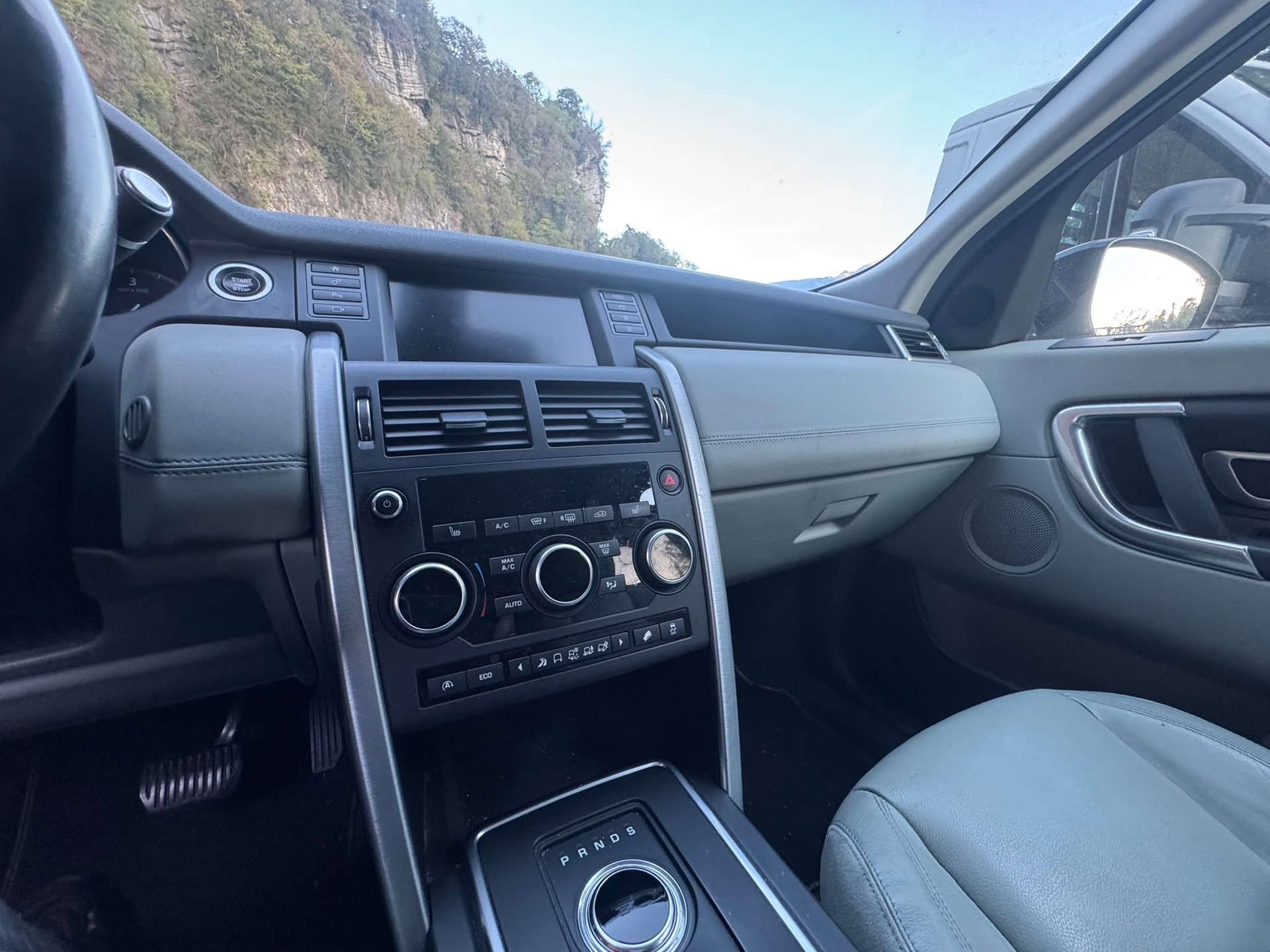 LAND ROVER Discovery Sport 2.0 TD4 HSE Luxury-image-12