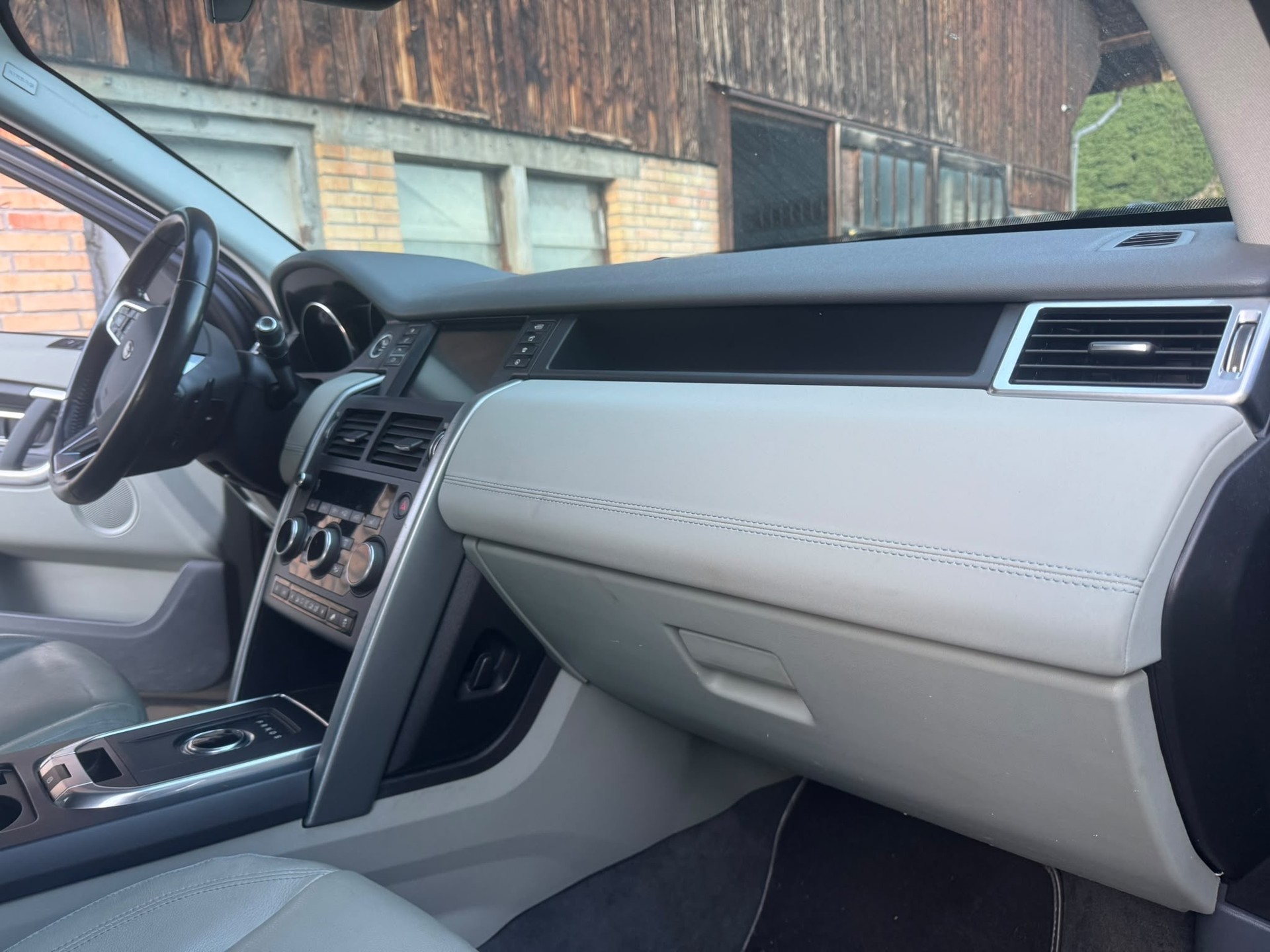 LAND ROVER Discovery Sport 2.0 TD4 HSE Luxury-image-13