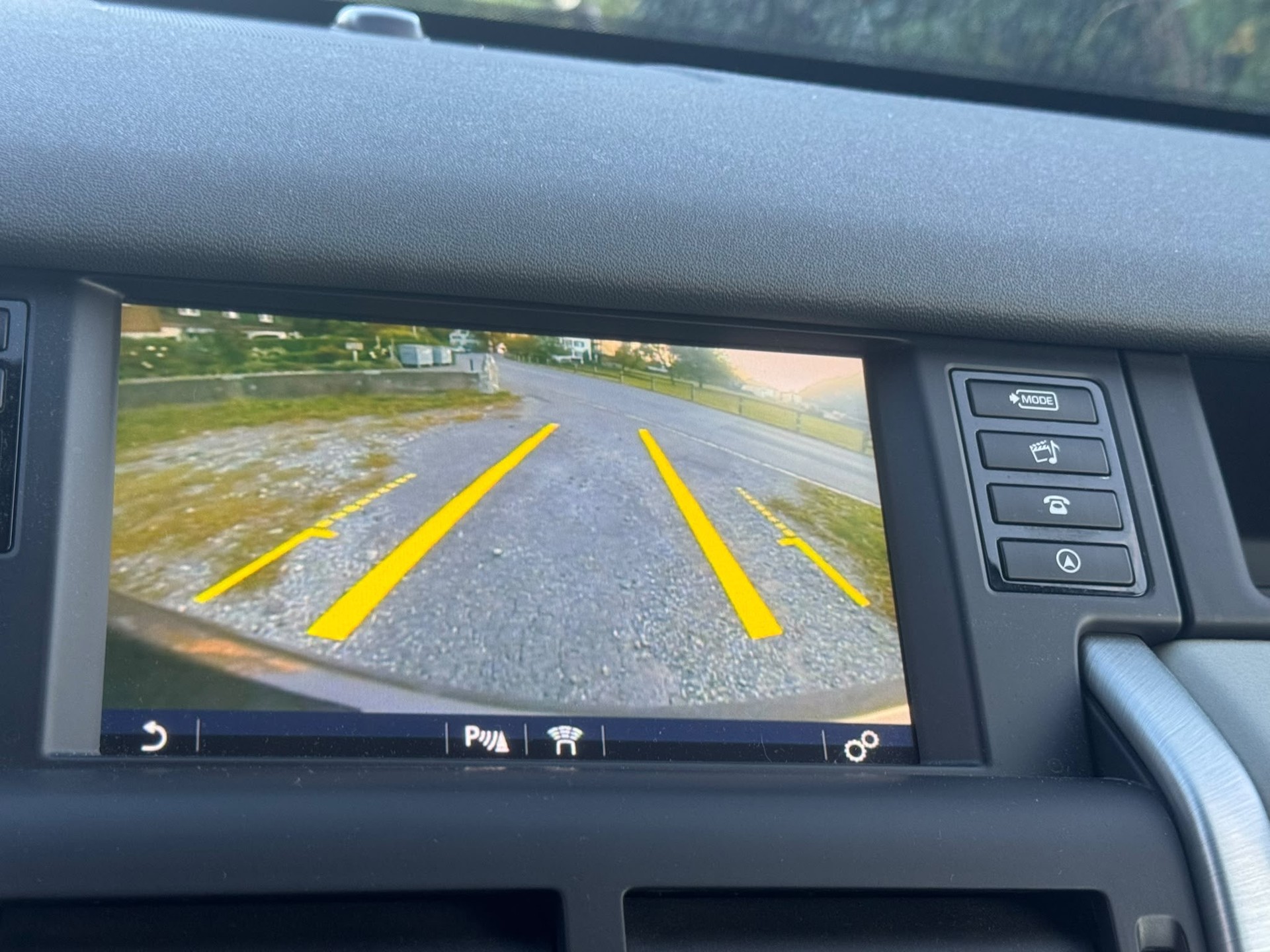 LAND ROVER Discovery Sport 2.0 TD4 HSE Luxury-image-7