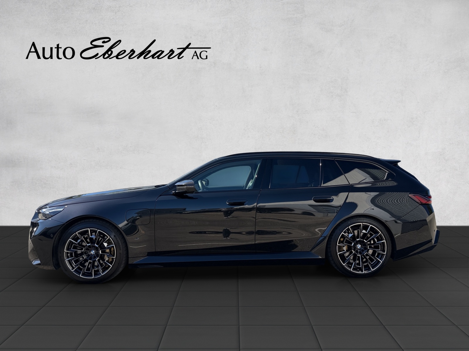 BMW M5 xDrive Touring-image-2