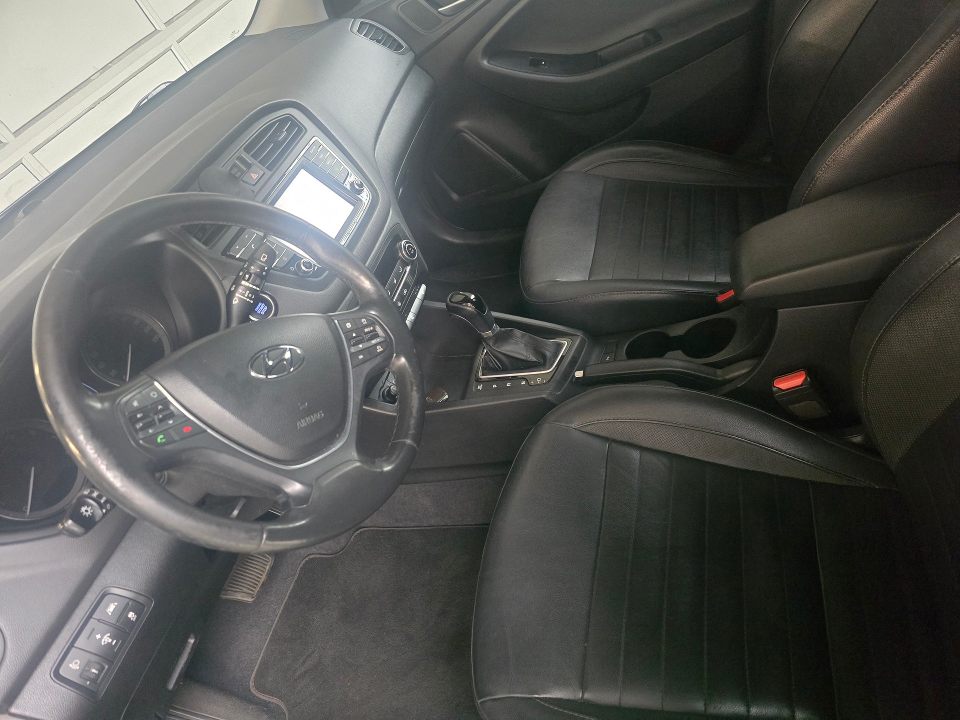 HYUNDAI i20 1.4 Vertex Automatic-image-6