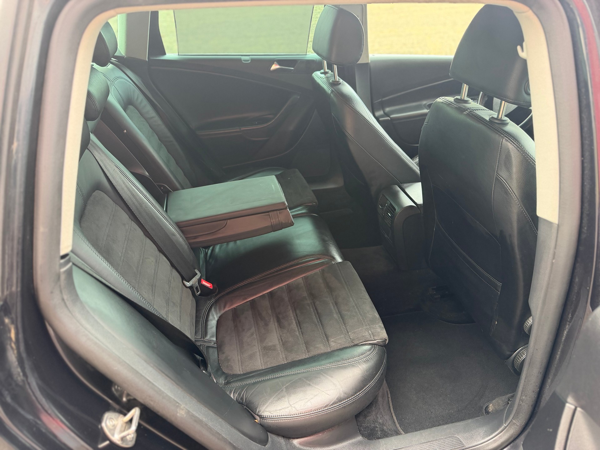 VW Passat Variant 2.0 FSI Highline 4Motion-image-8