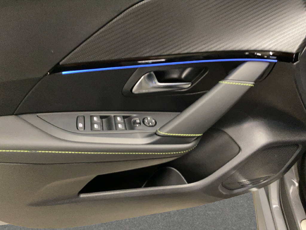 PEUGEOT 208 1.2 Hybrid 145 GT Exclusive-image-11