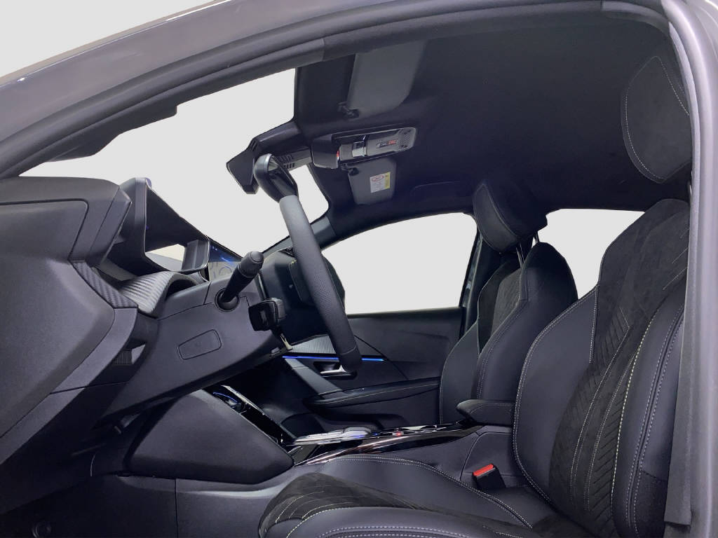 PEUGEOT 208 1.2 Hybrid 145 GT Exclusive-image-6