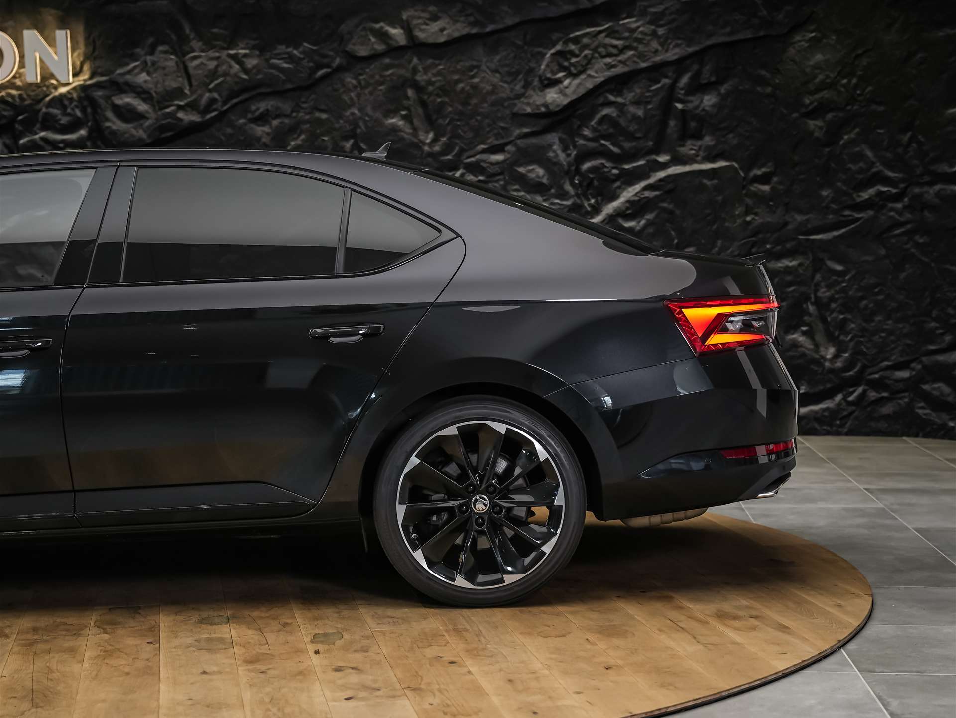 SKODA Superb Limousine 2.0 TSI SportLine 4x4 DSG *Standheizung*CANTON Soundsystem*Lenkradheizung*-image-18