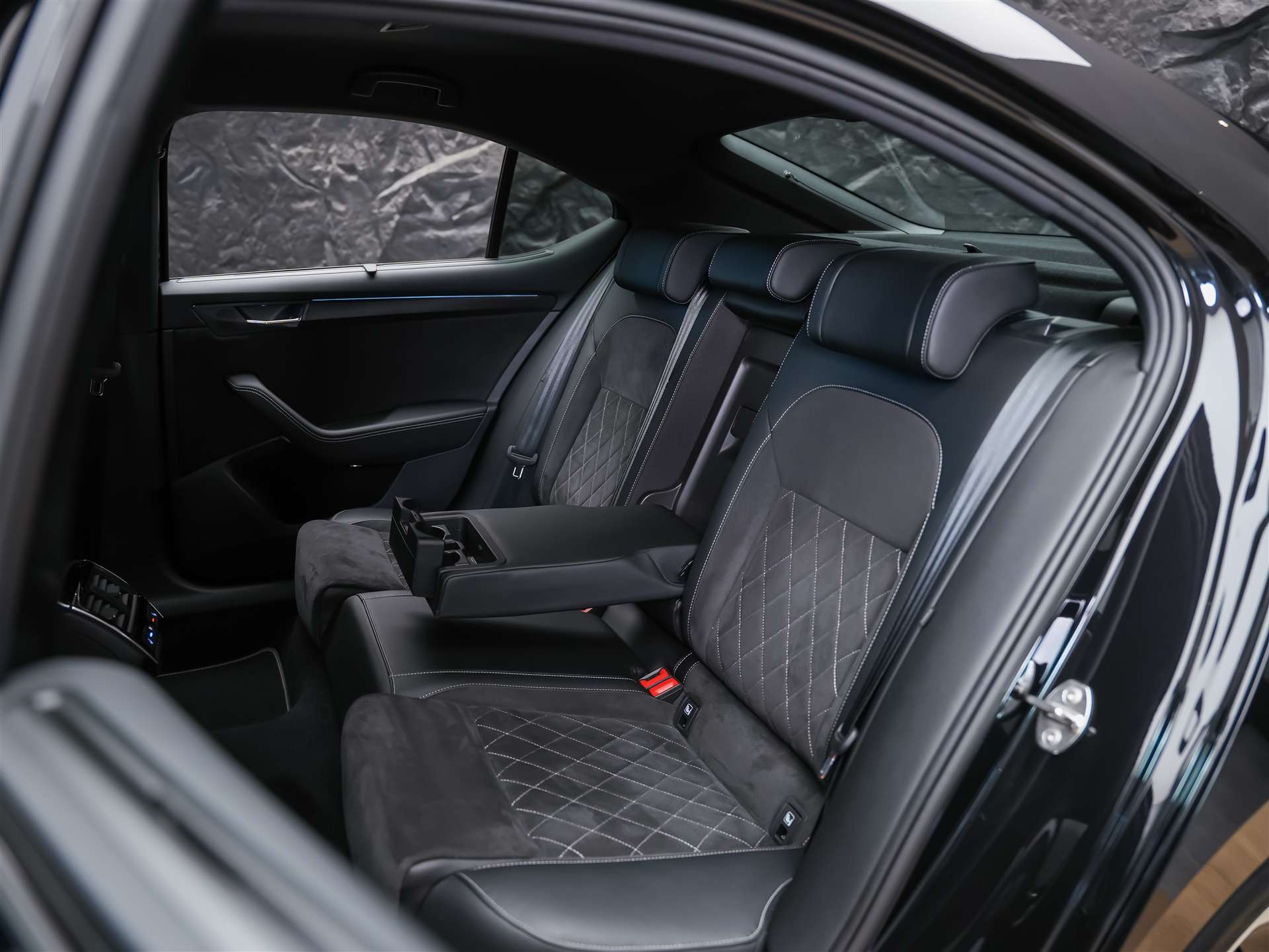 SKODA Superb Limousine 2.0 TSI SportLine 4x4 DSG *Standheizung*CANTON Soundsystem*Lenkradheizung*-image-13