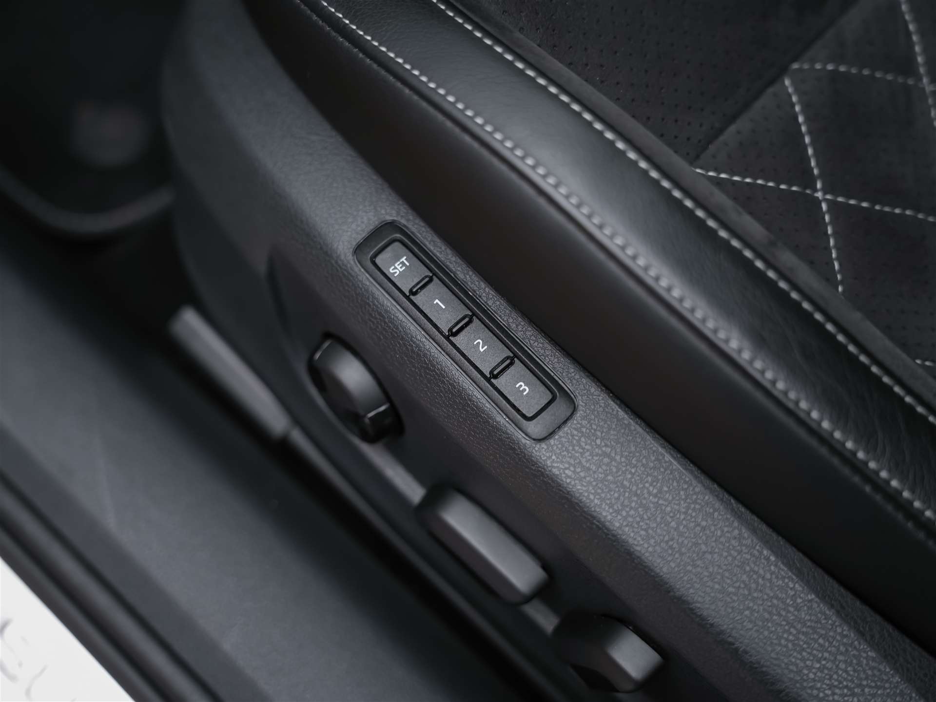 SKODA Superb Limousine 2.0 TSI SportLine 4x4 DSG *Standheizung*CANTON Soundsystem*Lenkradheizung*-image-26