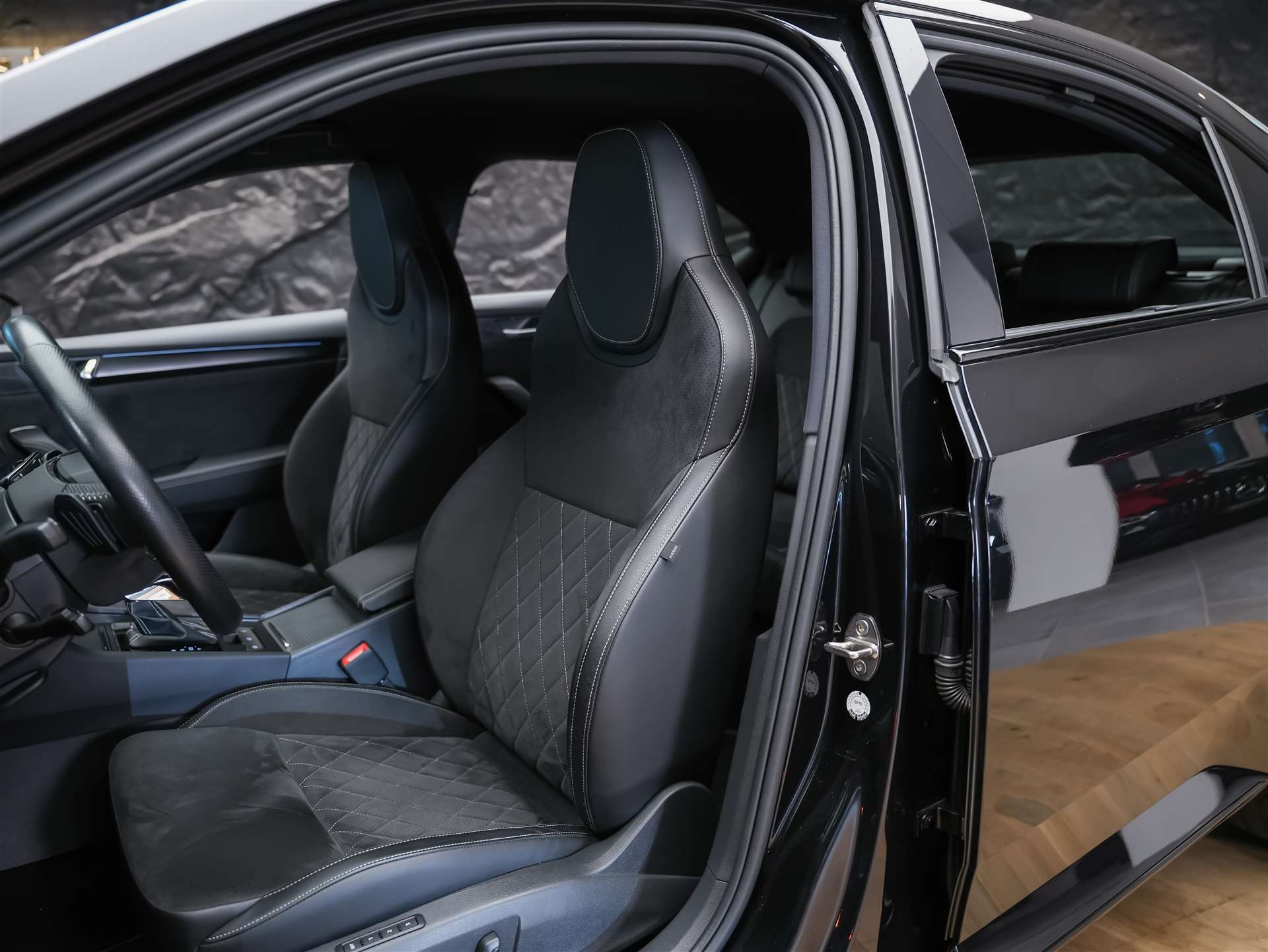 SKODA Superb Limousine 2.0 TSI SportLine 4x4 DSG *Standheizung*CANTON Soundsystem*Lenkradheizung*-image-9