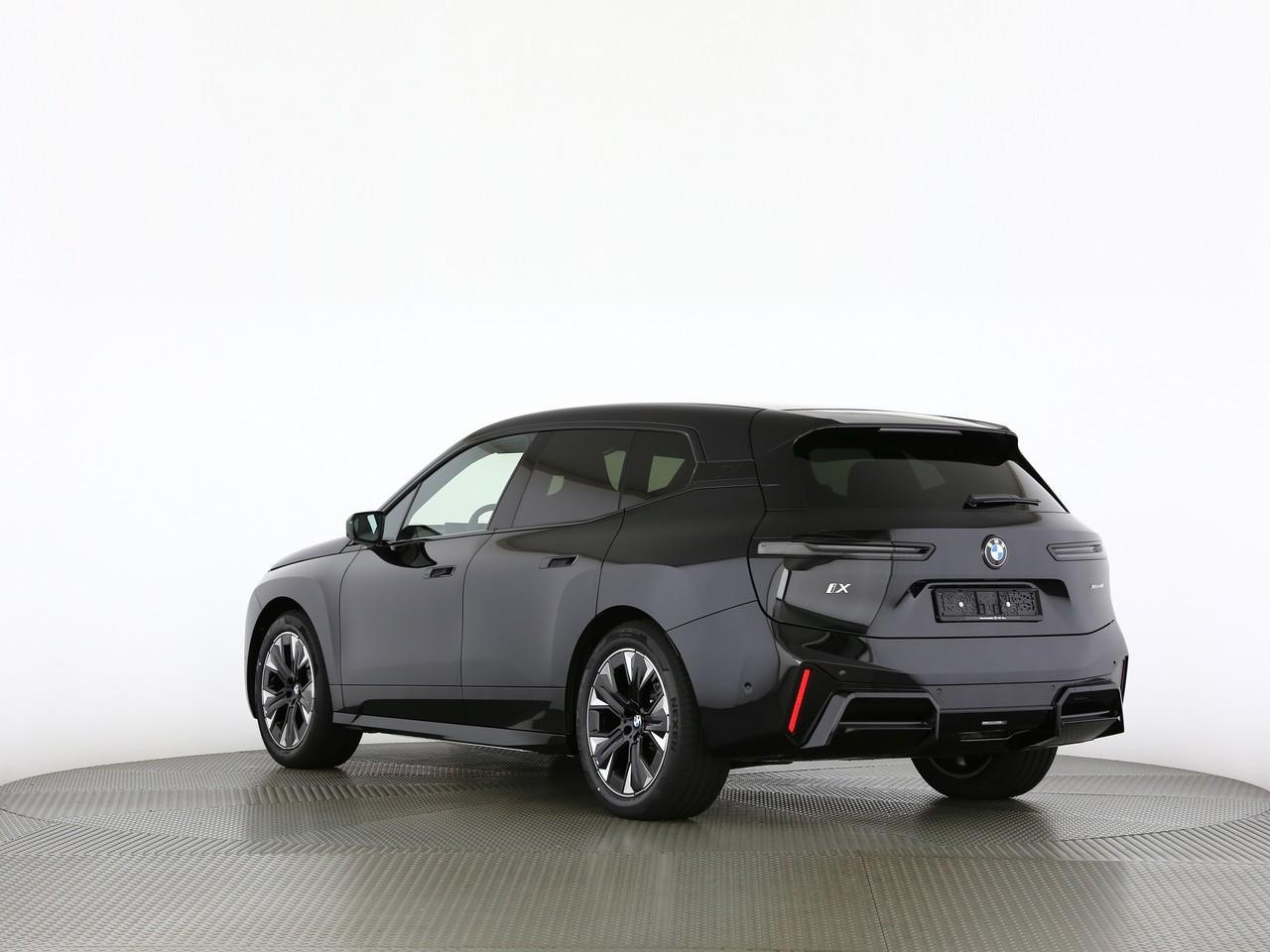 BMW iX xDrive45-image-10