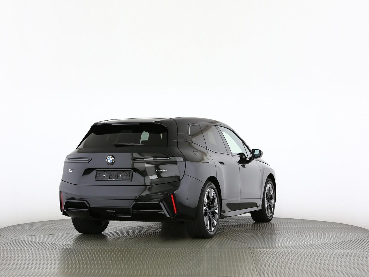 BMW iX xDrive45-image-13