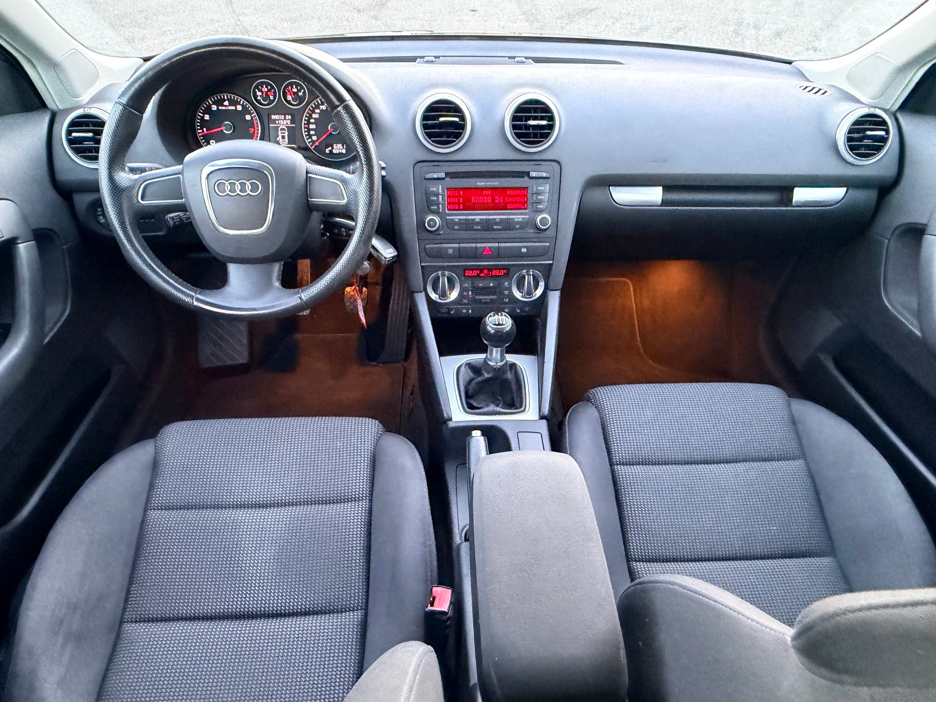 AUDI A3 Sportback 1.8 TFSI Attraction-image-16