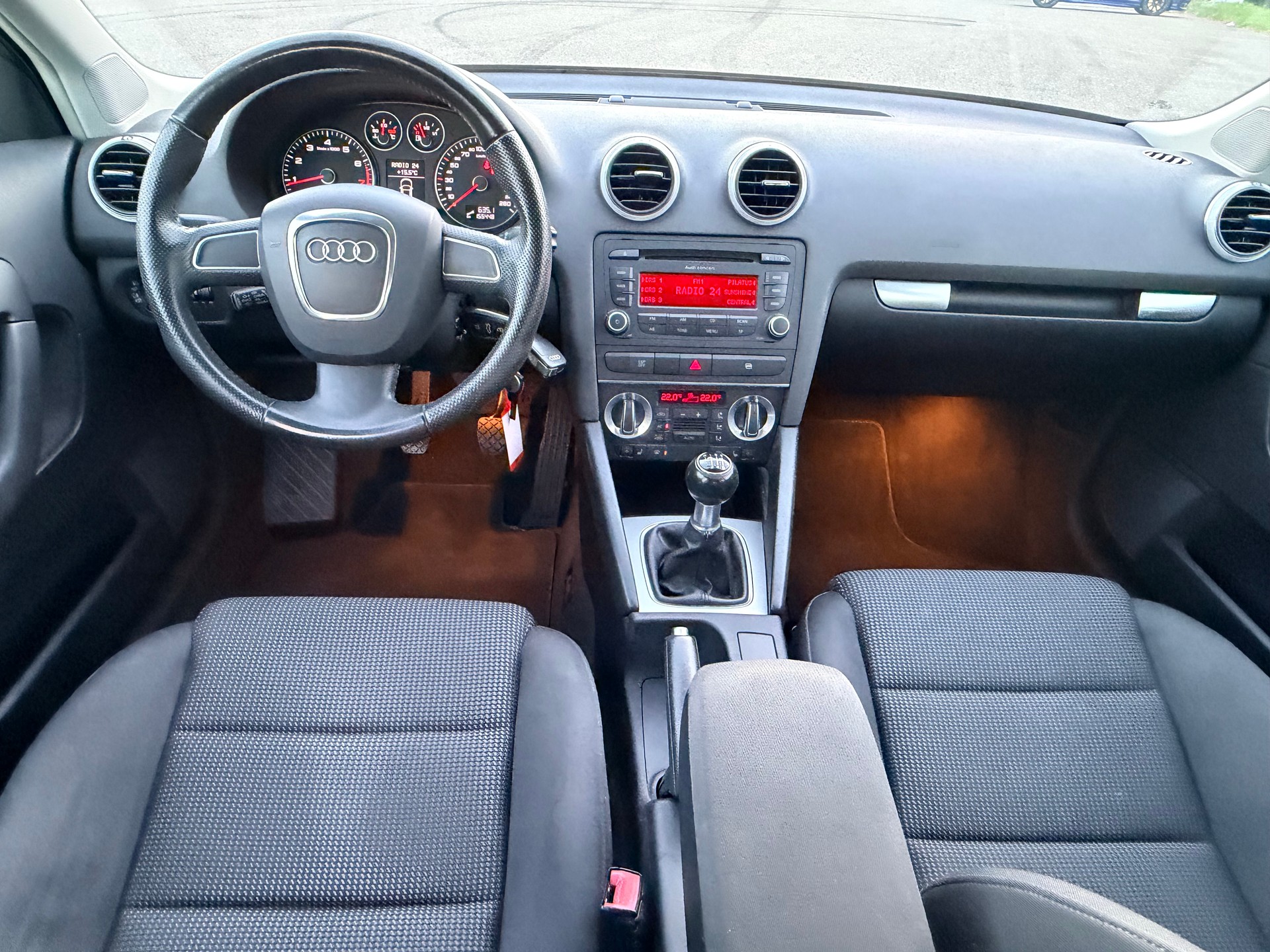 AUDI A3 Sportback 1.8 TFSI Attraction-image-17