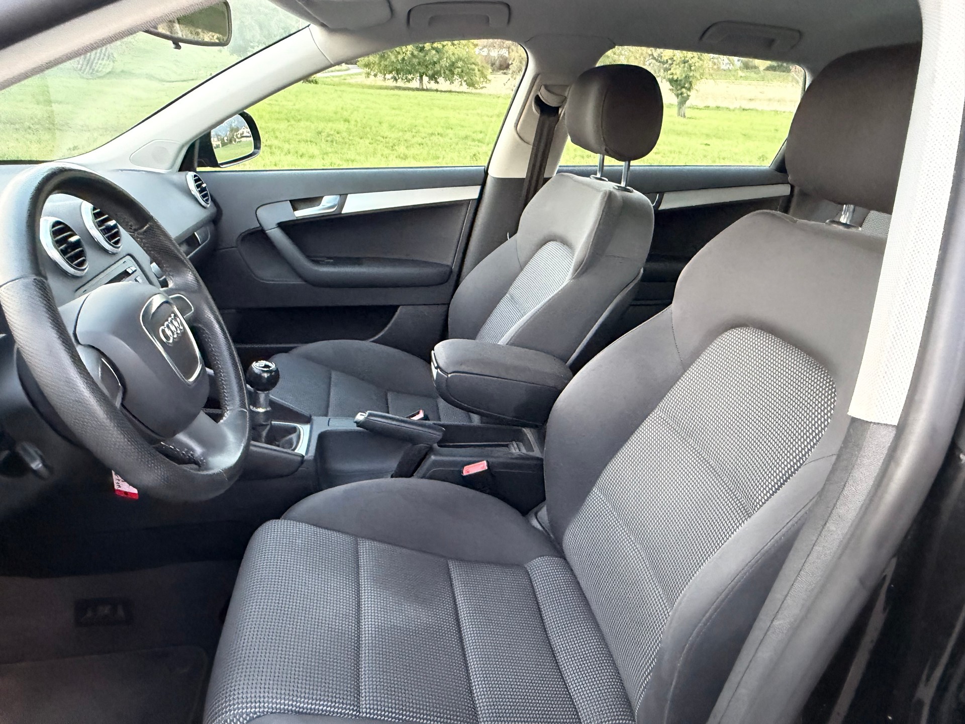 AUDI A3 Sportback 1.8 TFSI Attraction-image-18