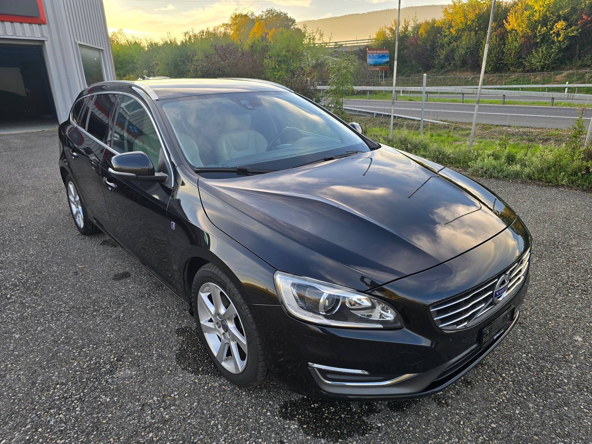 VOLVO V60 D4 OceanRace Geartronic-image-4