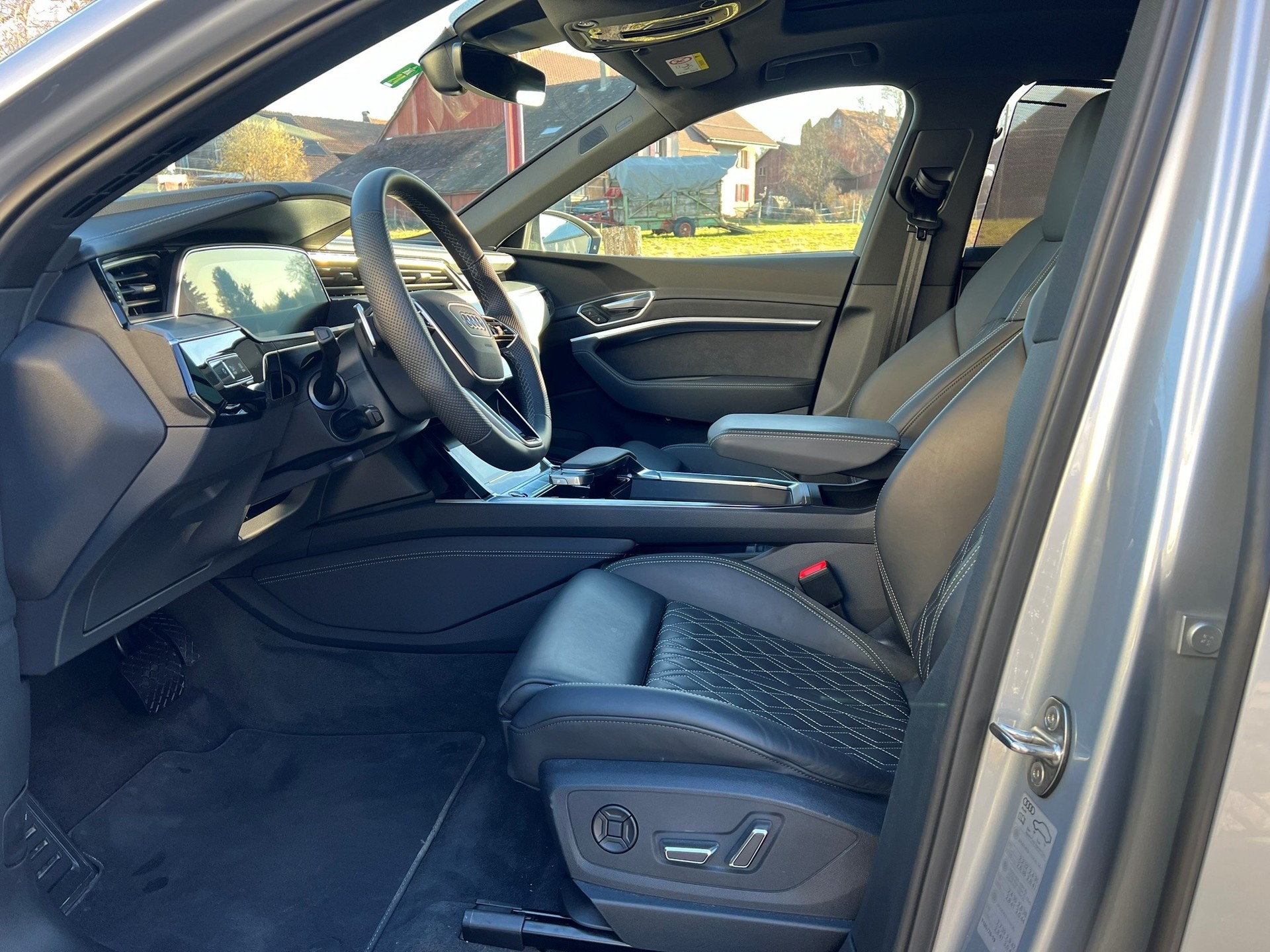 AUDI e-tron 55 Sportback quattro-image-12