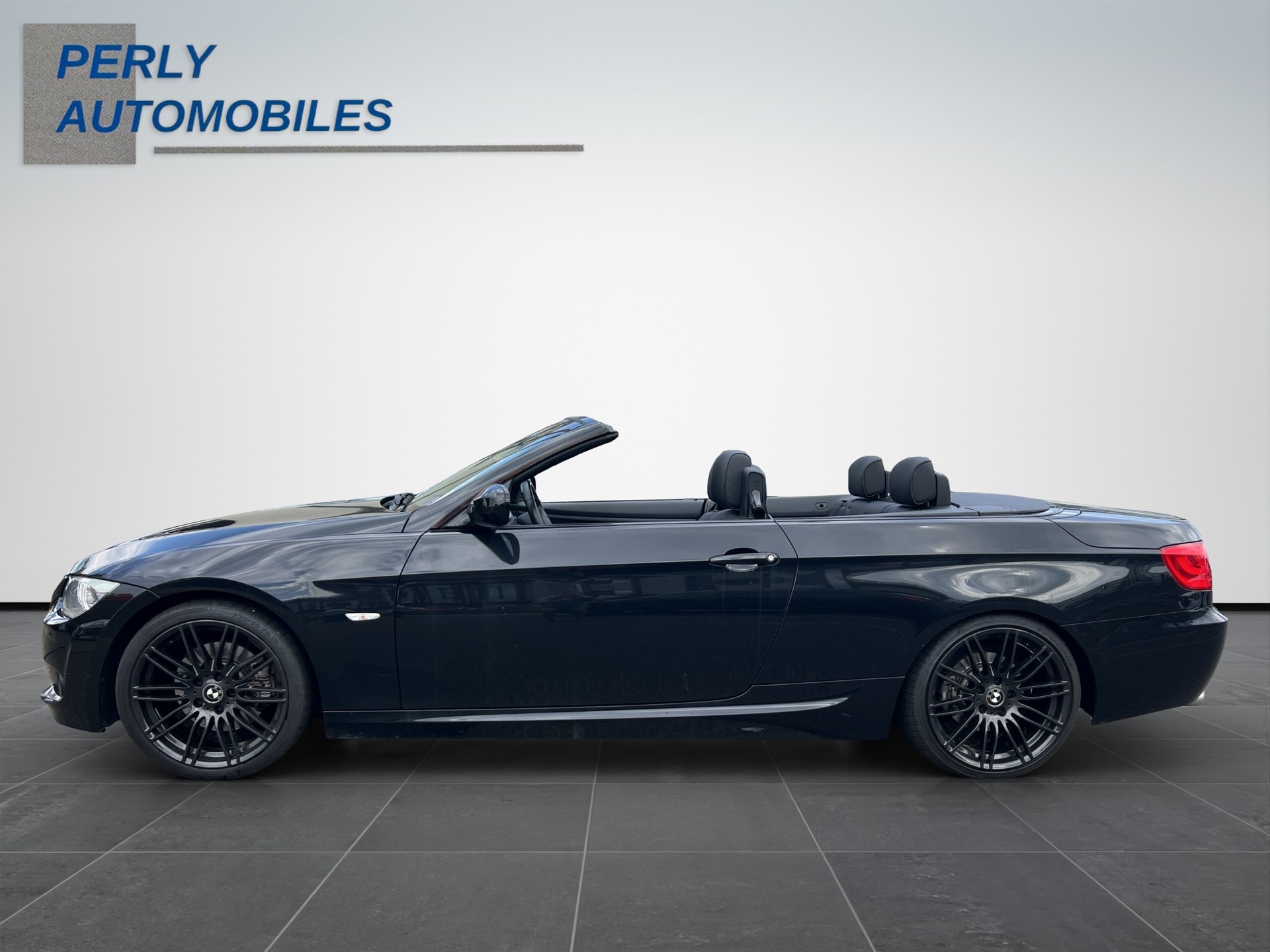 BMW 325i-showroom-element-2
