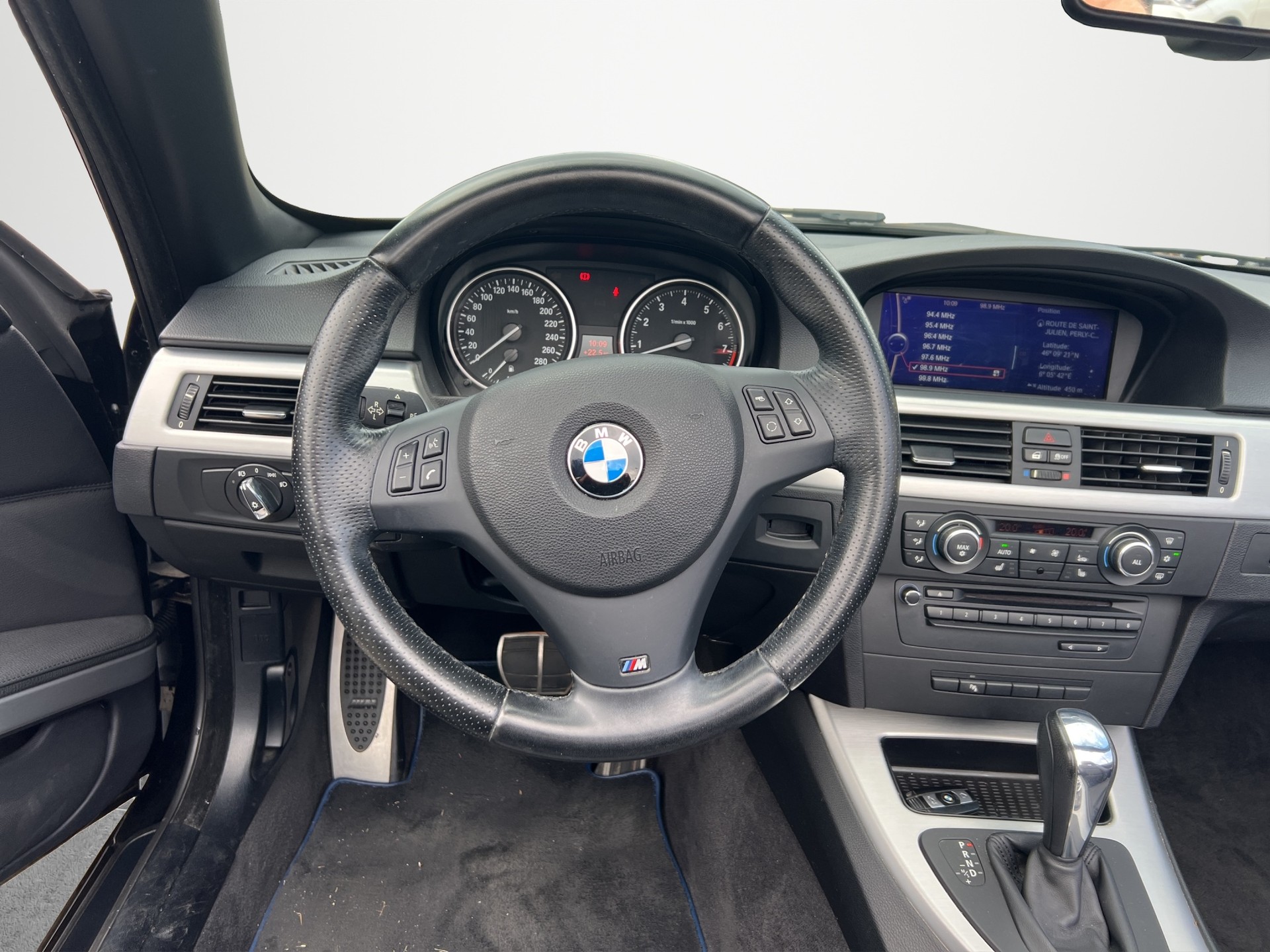 BMW 325i-image-9