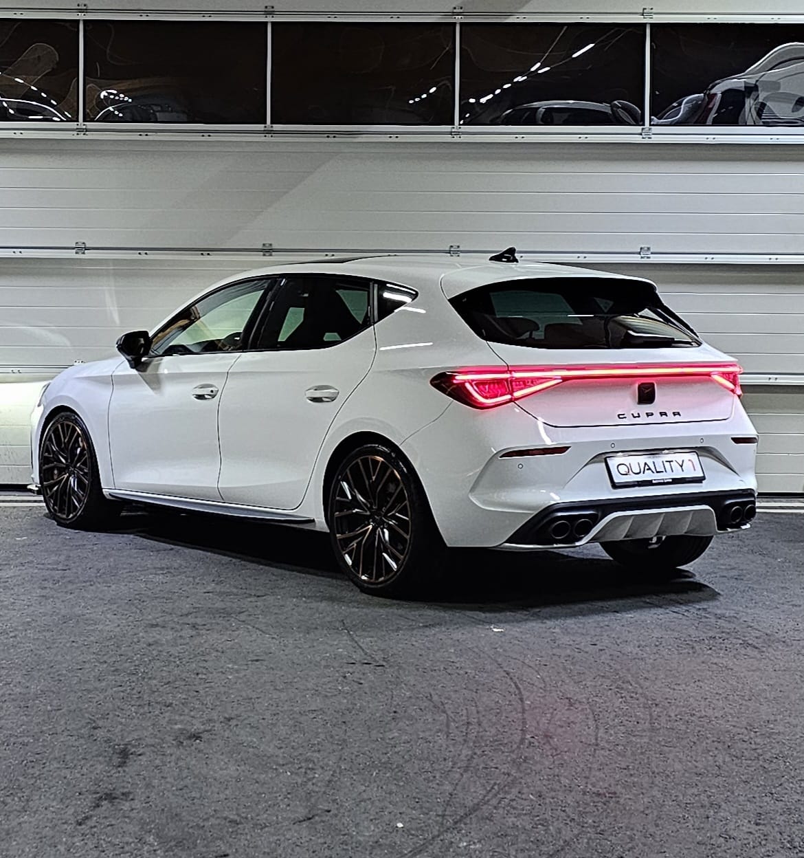 CUPRA LEON VZ 2.0 TSI DSG mit *Panoramadach*-image-2