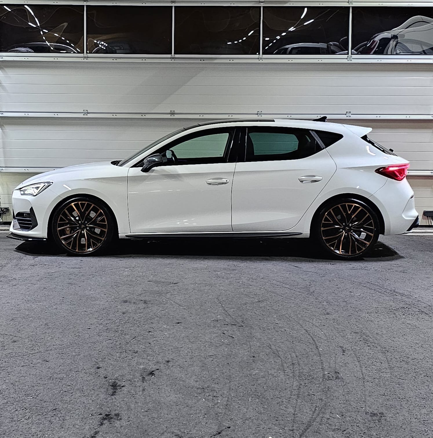 CUPRA LEON VZ 2.0 TSI DSG mit *Panoramadach*-image-1