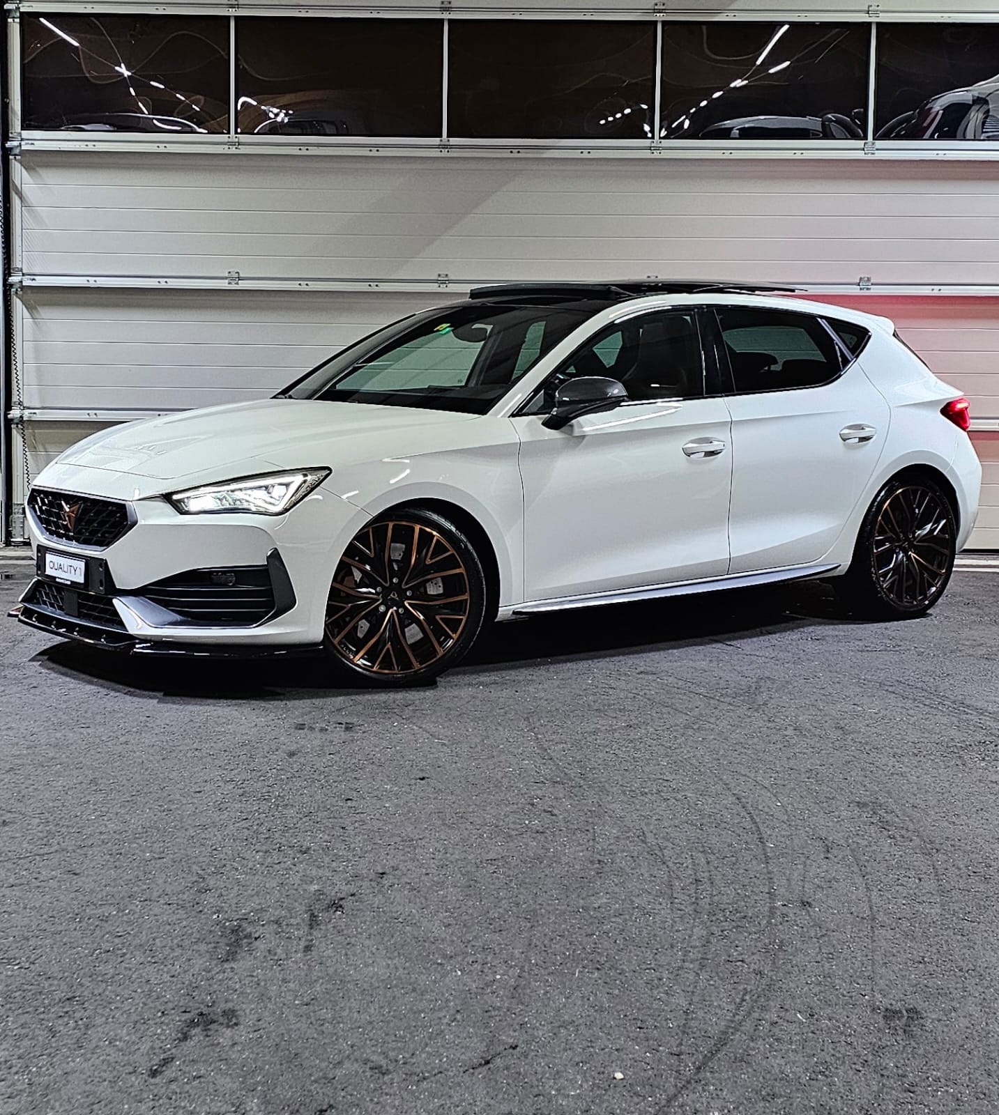 CUPRA LEON VZ 2.0 TSI DSG mit *Panoramadach*-image-0