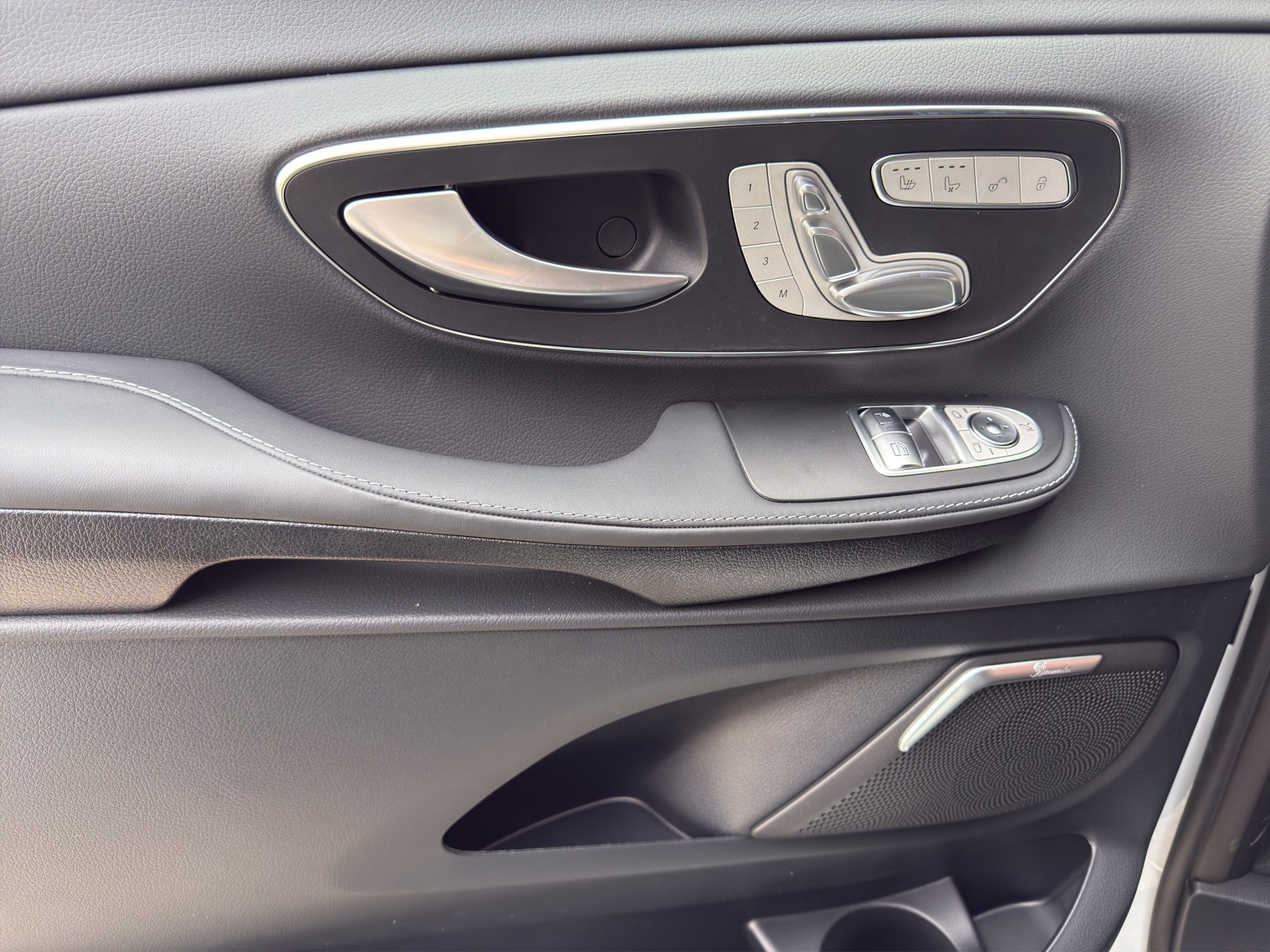 MERCEDES-BENZ V 300 d EXCLUSIVE Swiss Edition-image-9
