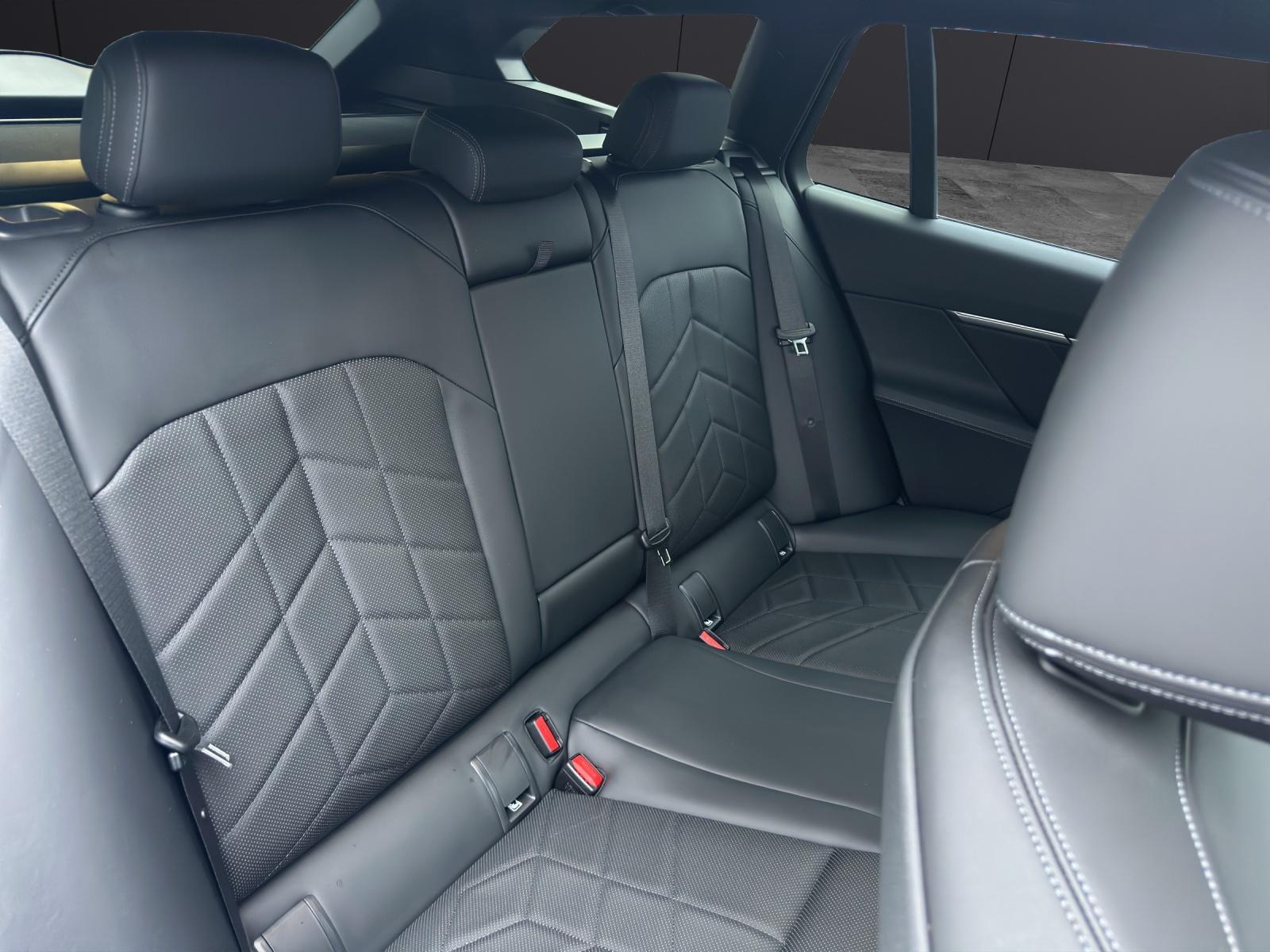 BMW 520d xDrive Touring-image-14