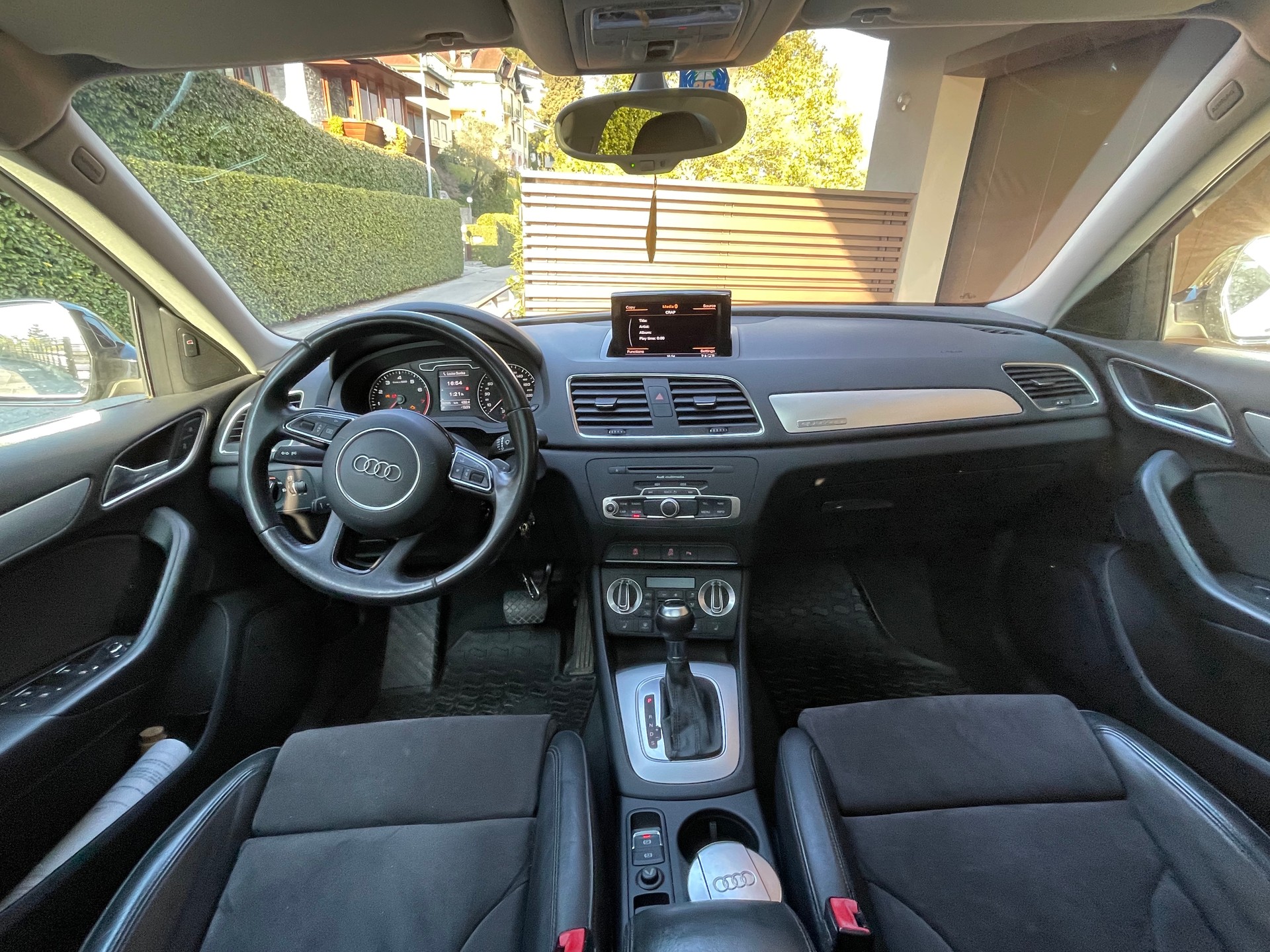 AUDI Q3 2.0 TFSI quattro S-tronic-image-5