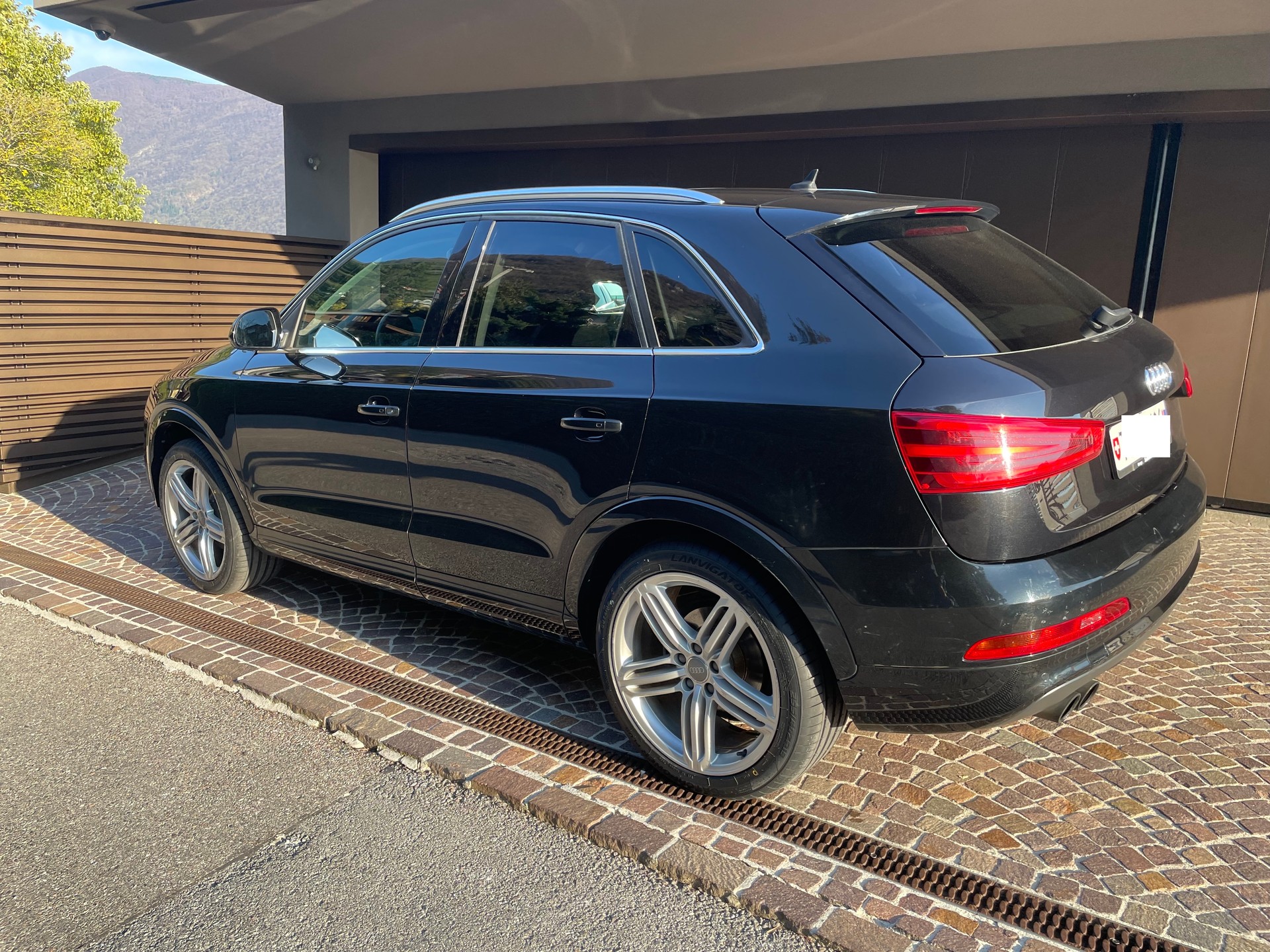 AUDI Q3 2.0 TFSI quattro S-tronic-image-1